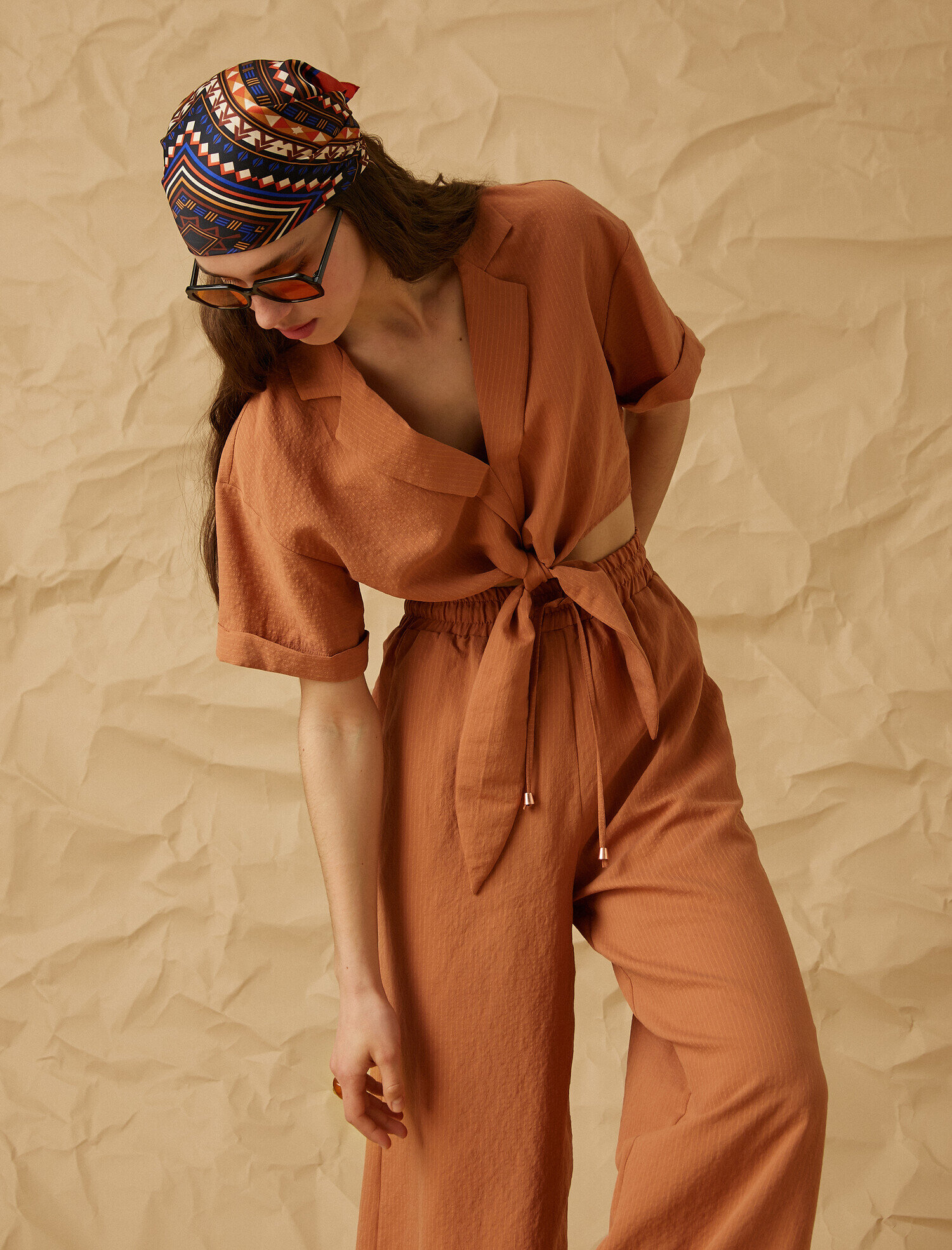   V Yaka Beli Bağlamalı Kısa Kollu Crop Gömlek