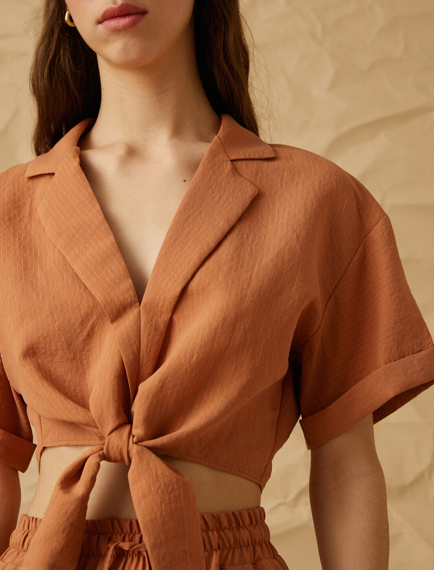   V Yaka Beli Bağlamalı Kısa Kollu Crop Gömlek