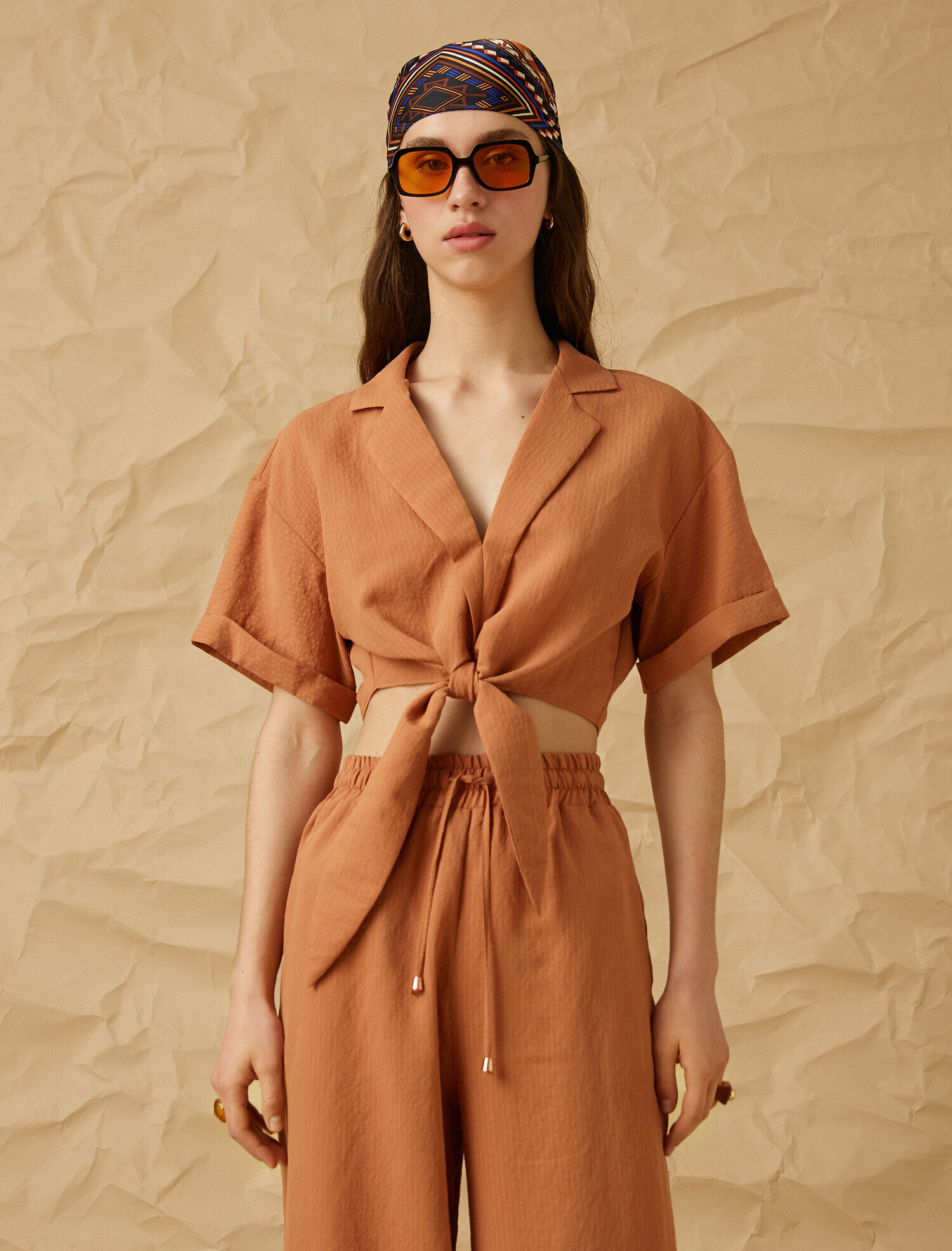   V Yaka Beli Bağlamalı Kısa Kollu Crop Gömlek