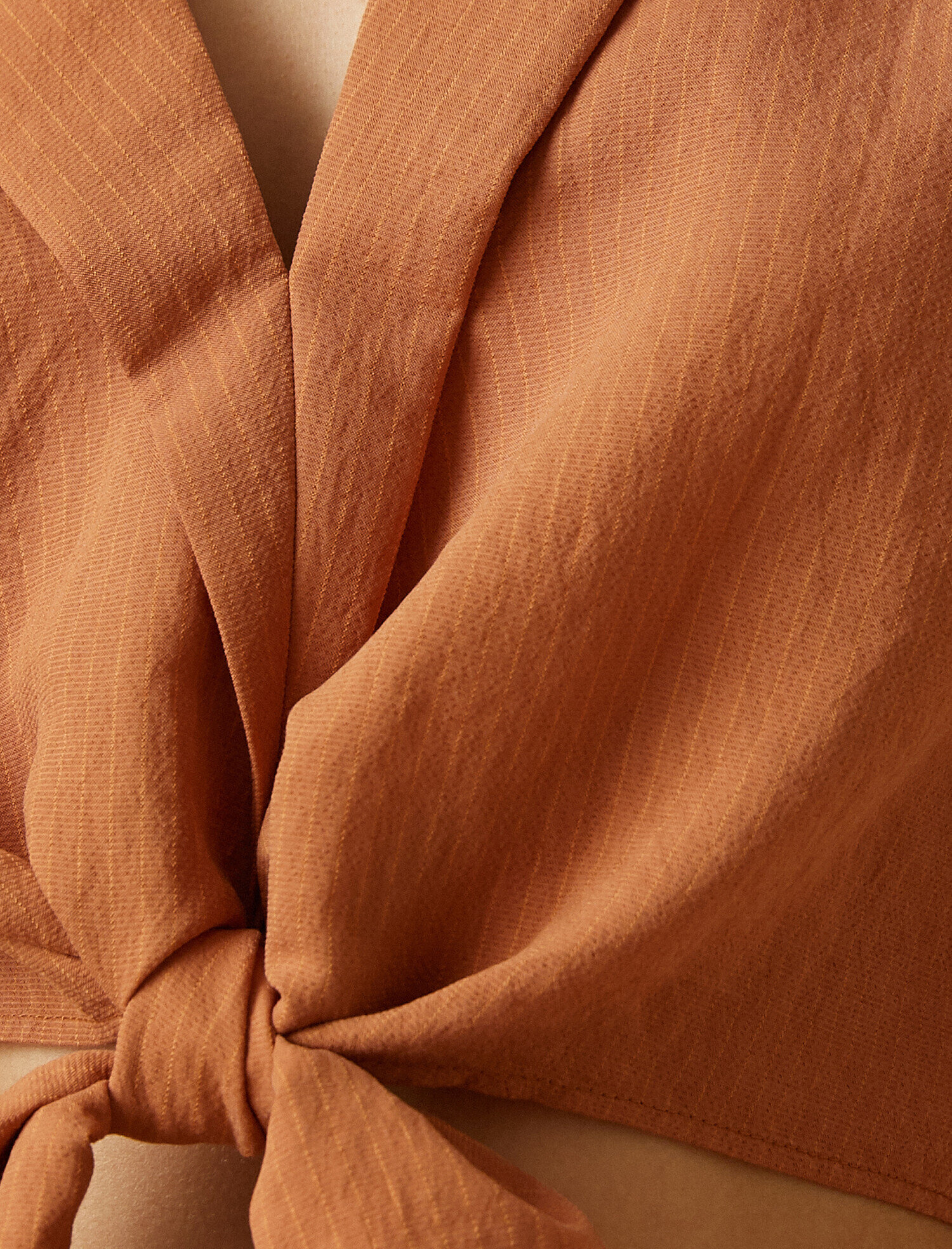   V Yaka Beli Bağlamalı Kısa Kollu Crop Gömlek