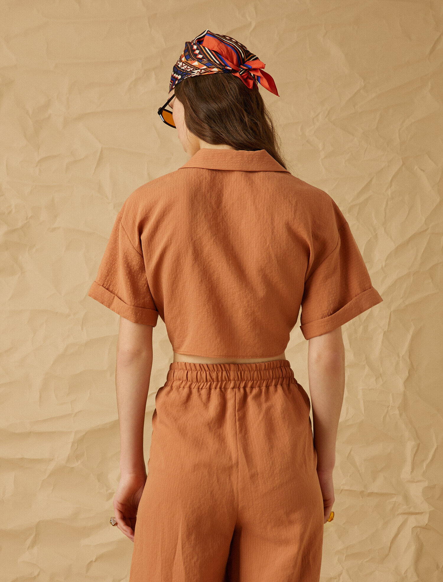   V Yaka Beli Bağlamalı Kısa Kollu Crop Gömlek