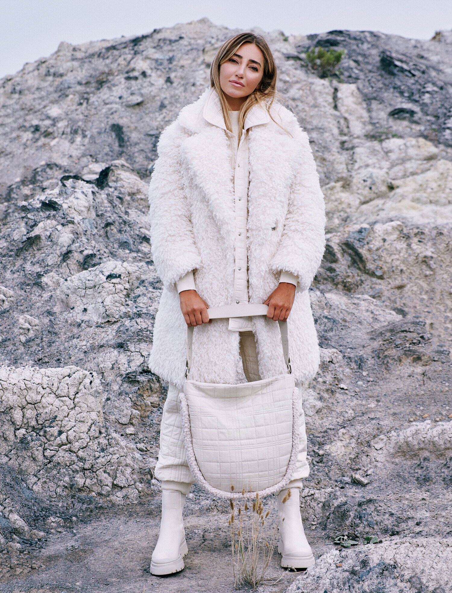   Katlı Yaka Pelüş Uzun Kaban