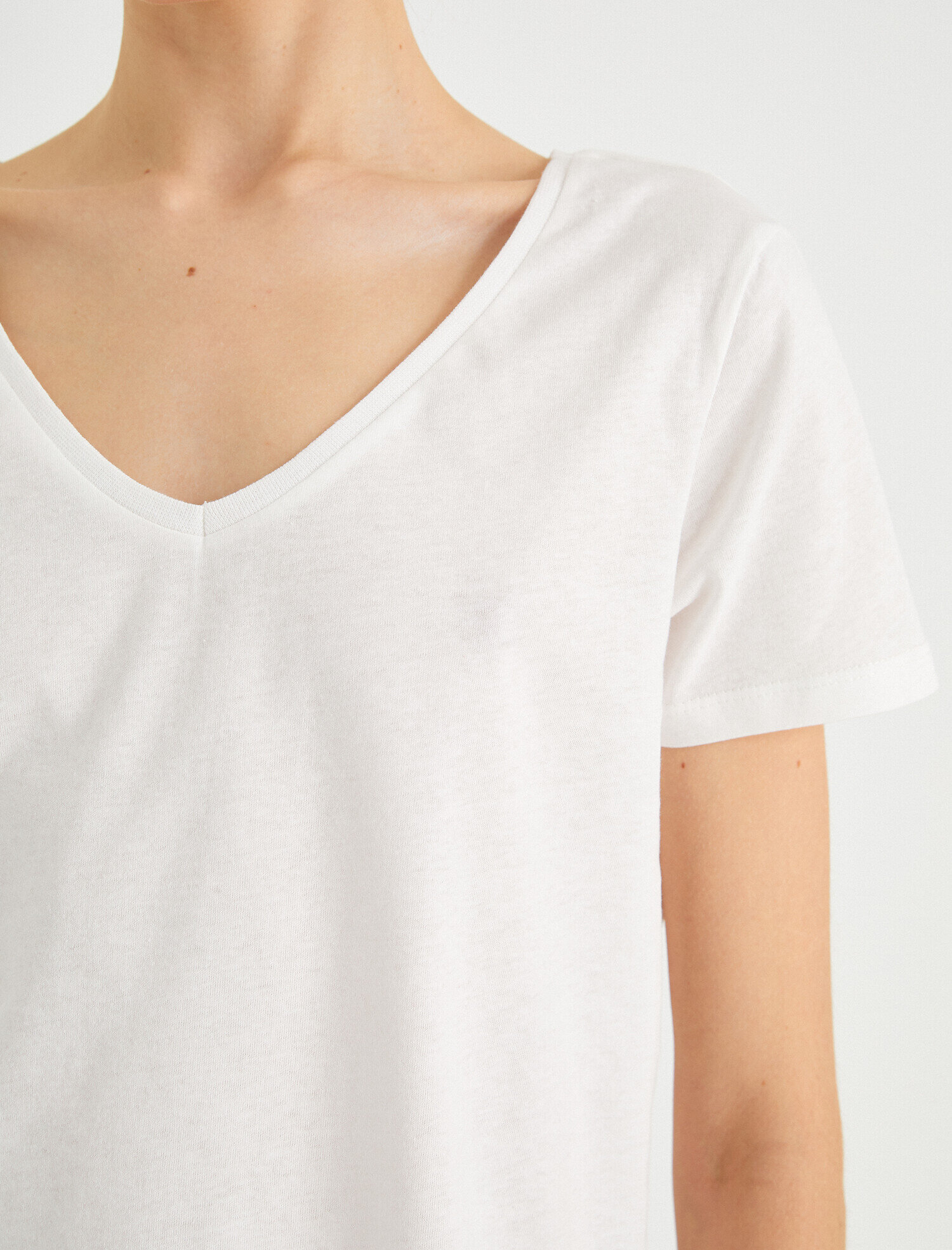   V Yaka Kısa Kollu Tişört