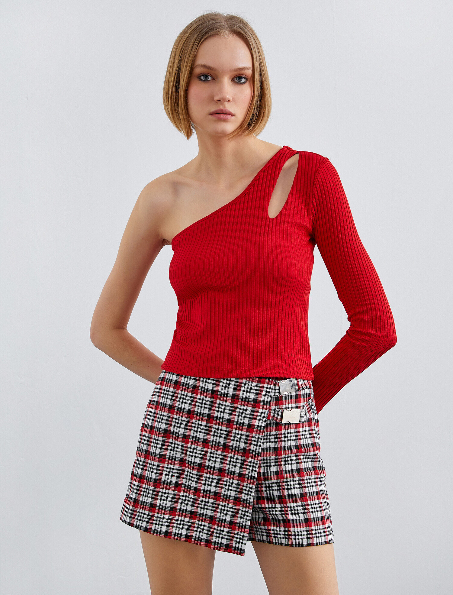   Uzun Kollu Tişört Tek Omuz Pencere Detaylı