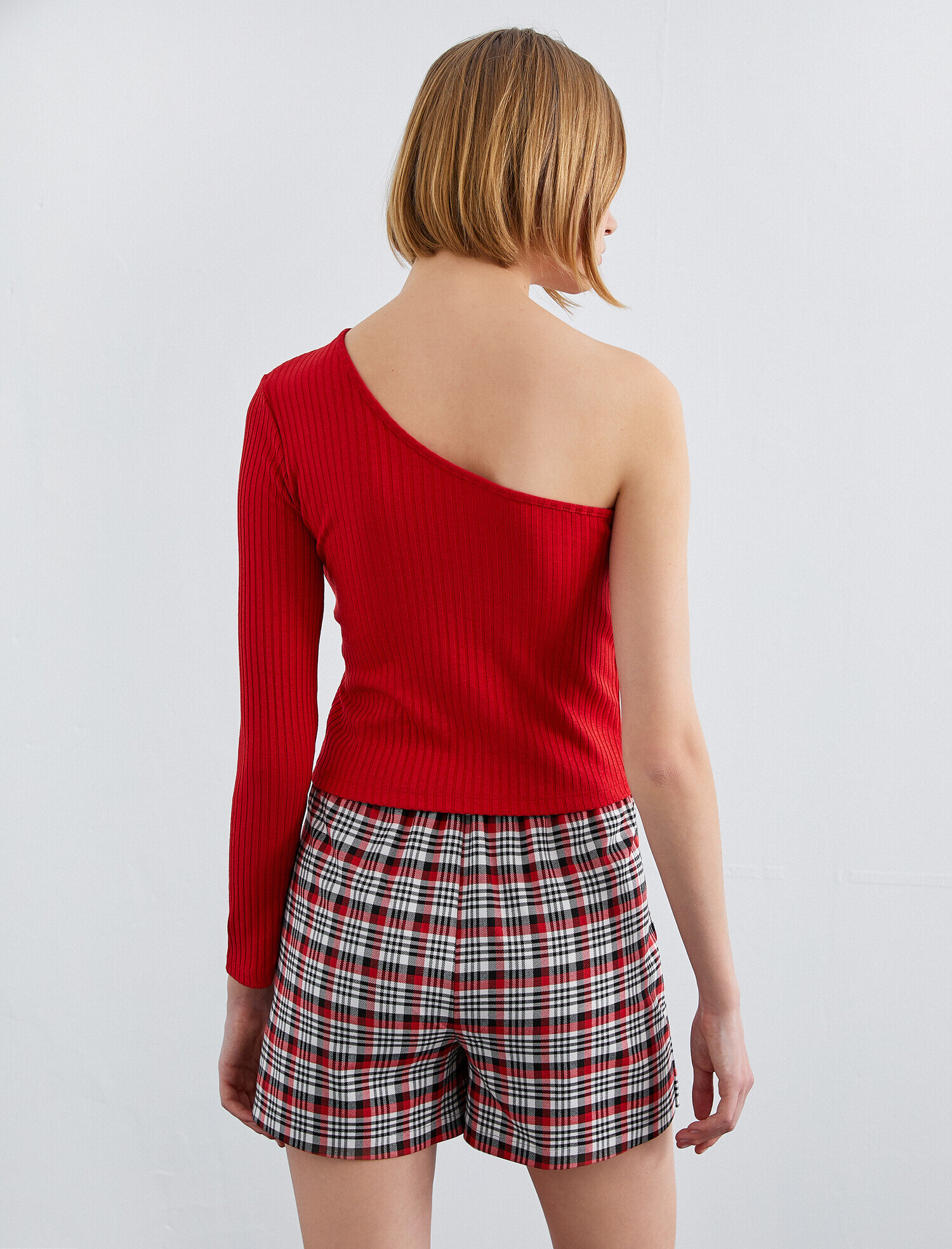   Uzun Kollu Tişört Tek Omuz Pencere Detaylı