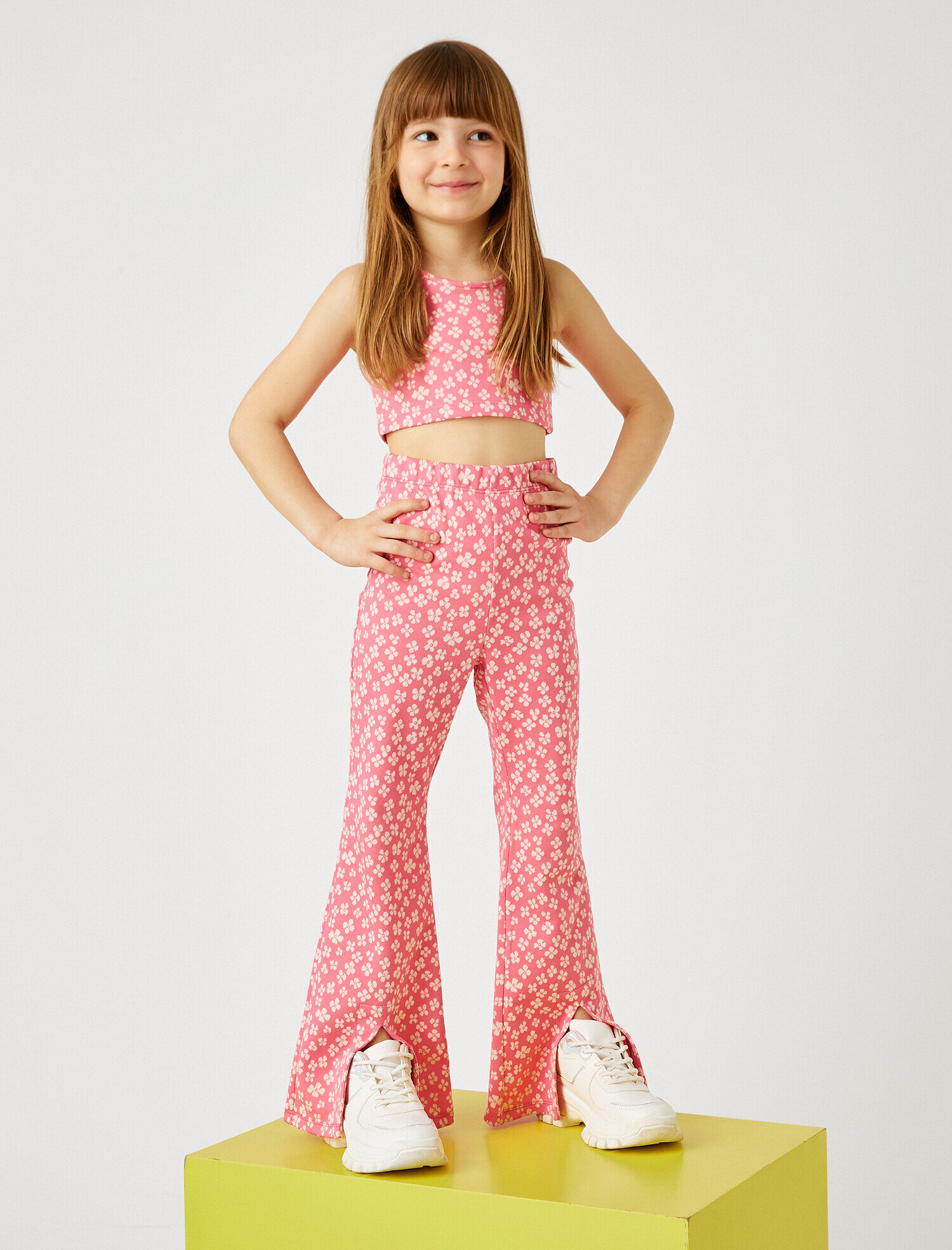  Kız Çocuk Yırtmaç Detaylı Çiçekli Pantolon