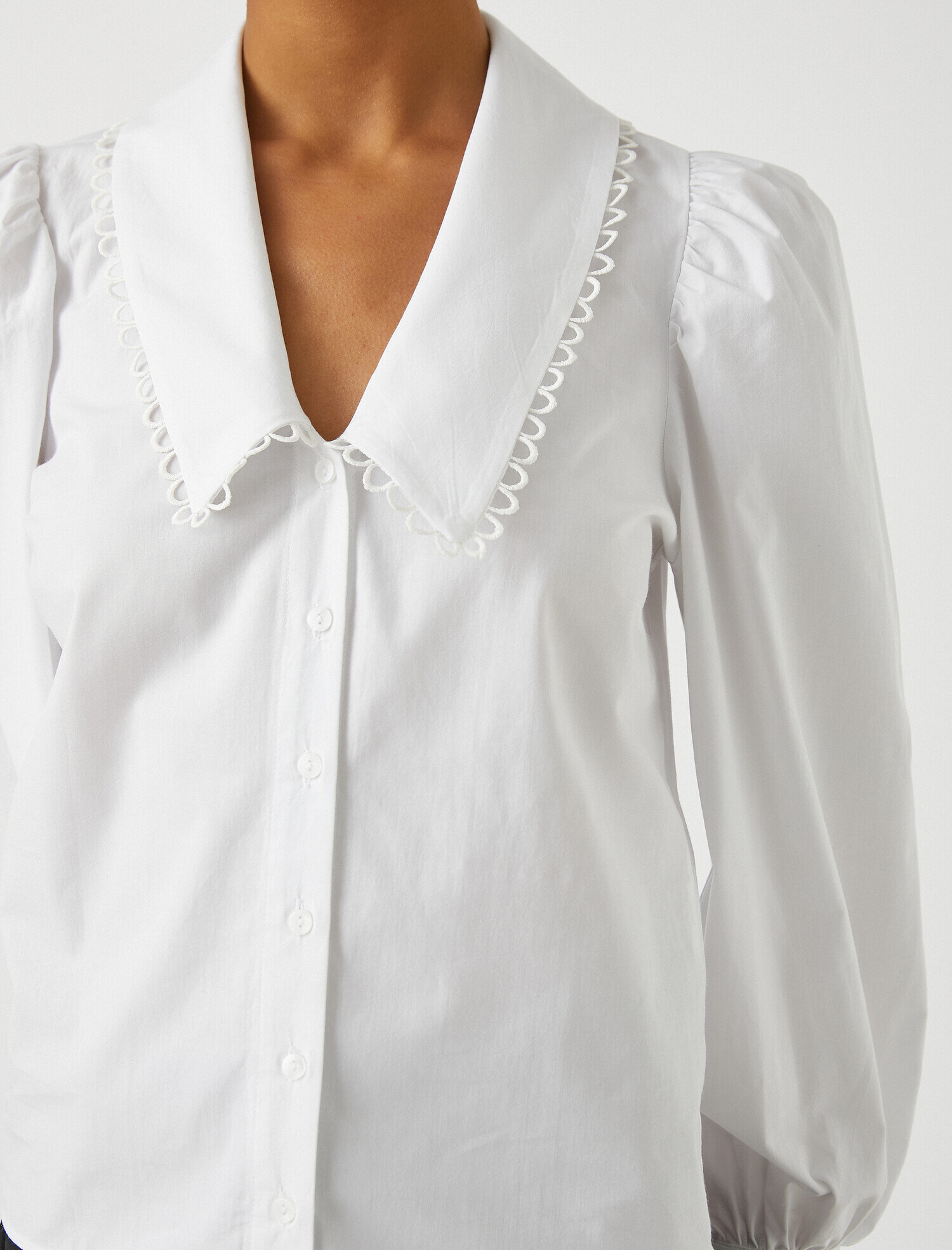   V Yaka Uzun Kollu Pamuklu Gömlek