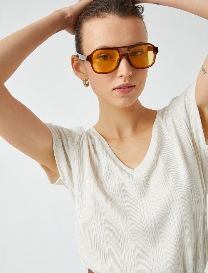  Kısa Kollu V Yaka Tişört