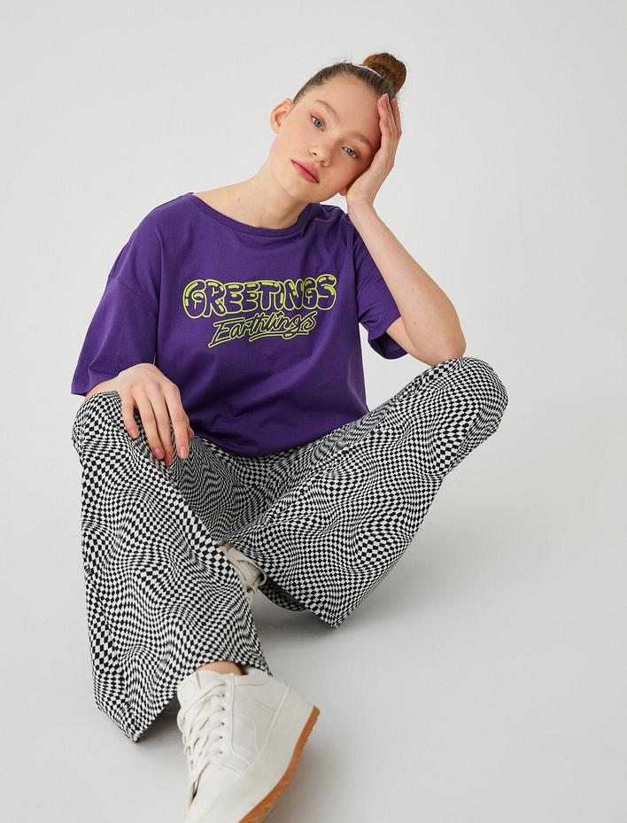  Greetings Earthlings Lisanslı Kısa Kollu Oversize Tişört