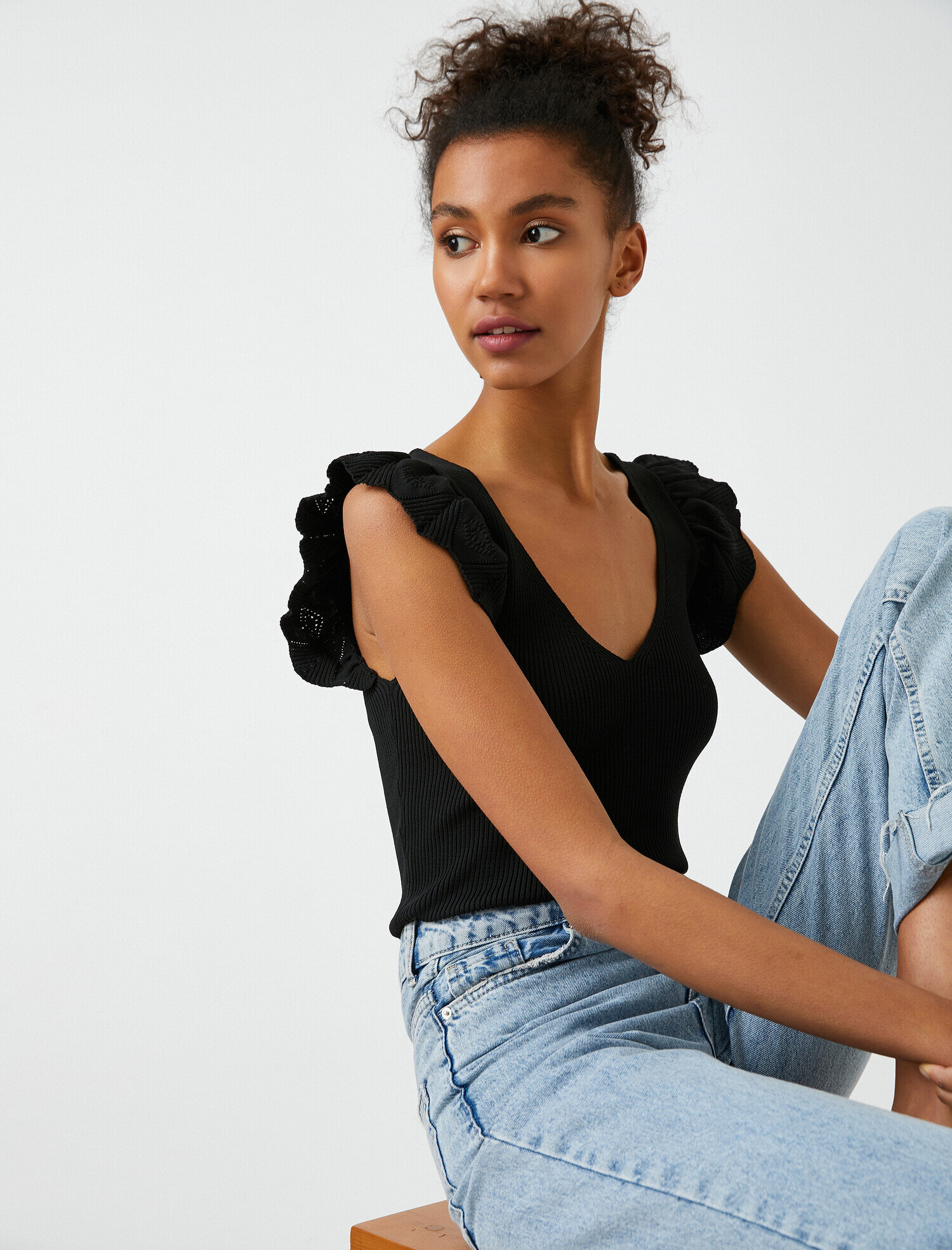   V Yaka Fırfırlı Atlet