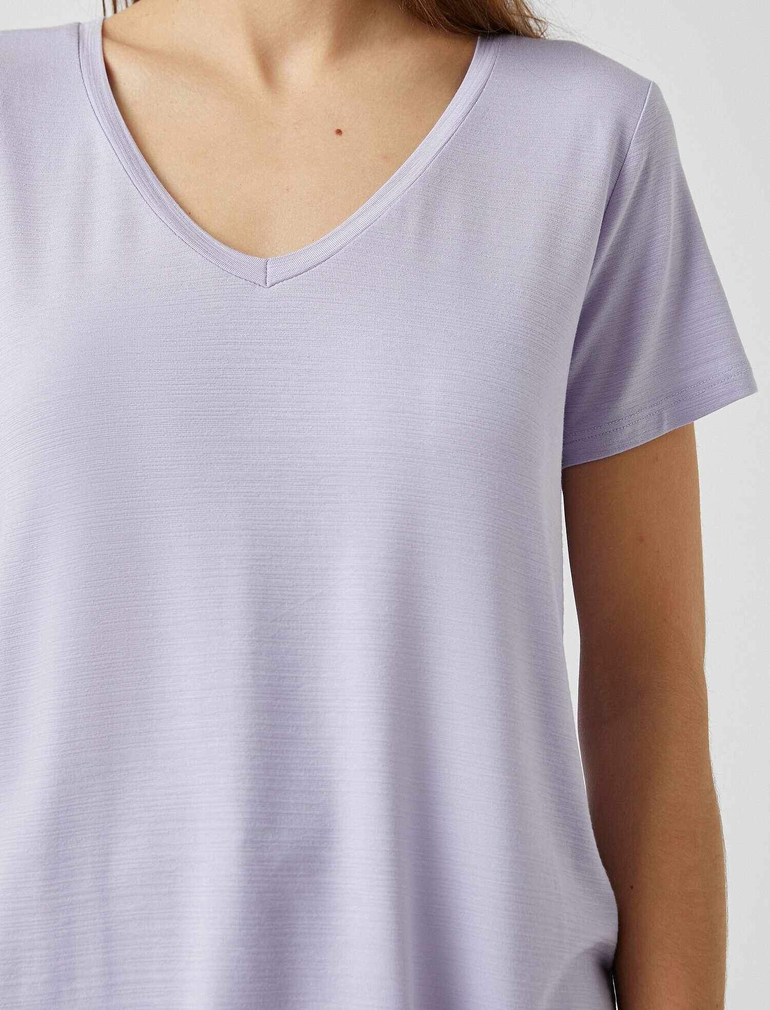   V Yaka Kısa Kollu Tişört