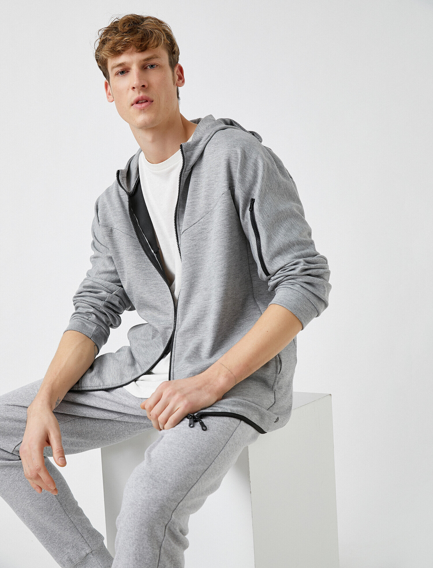   Kapüşonlu Fermuarlı Spor Sweatshirt