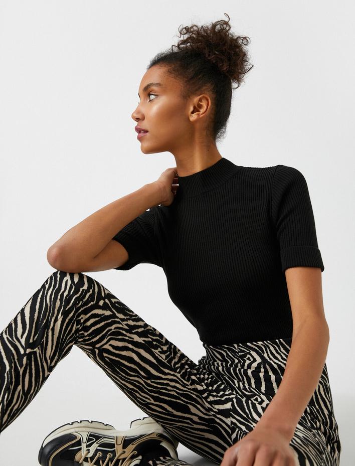  Dik Yaka Kısa Kollu Triko Kazak