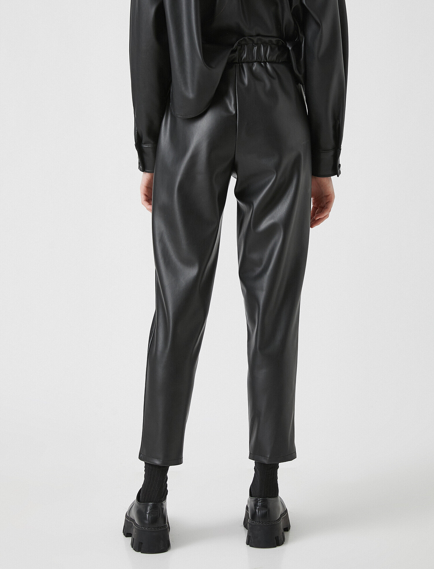   Kemerli Yüksek Bel Deri Görünümlü Pantolon