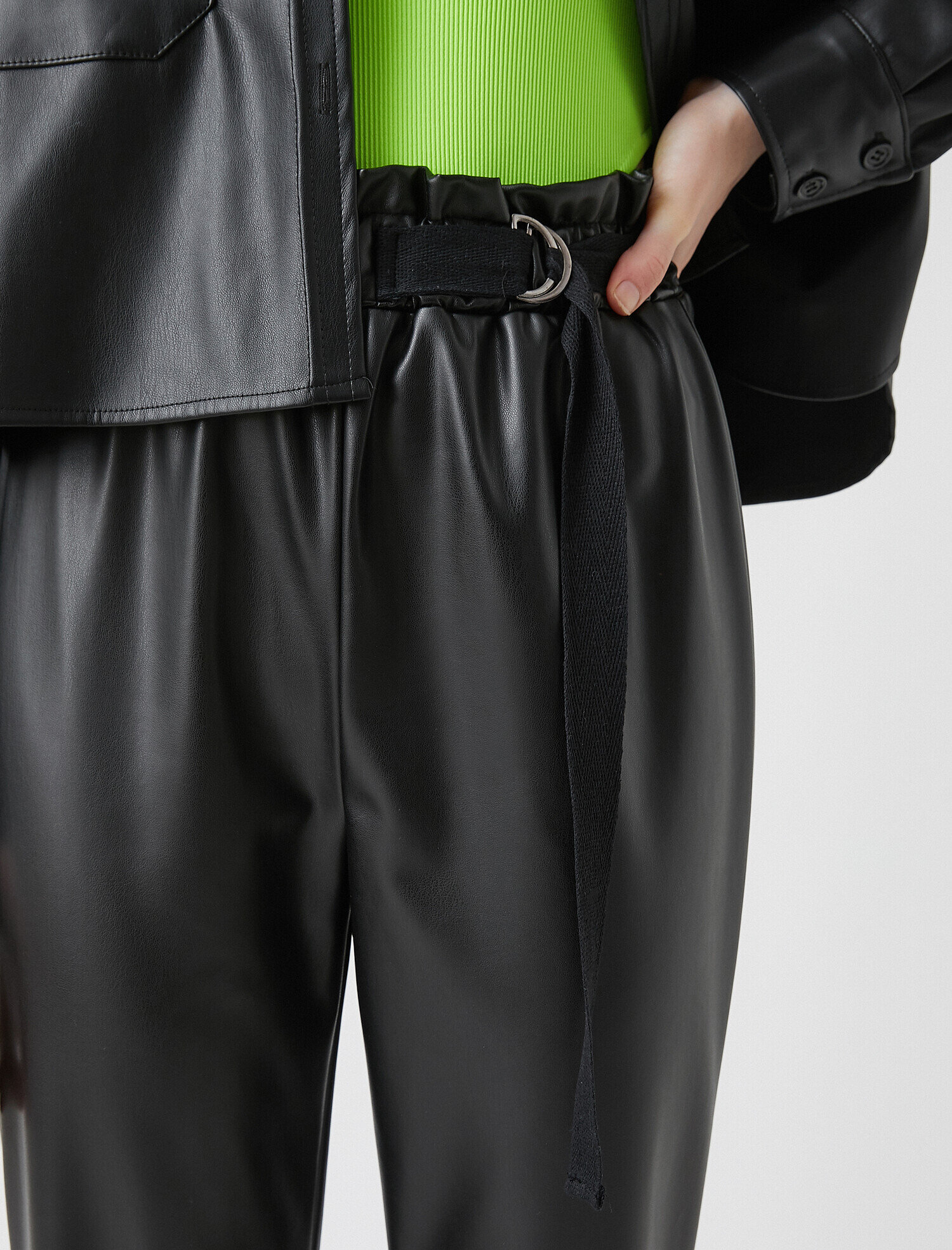   Kemerli Yüksek Bel Deri Görünümlü Pantolon