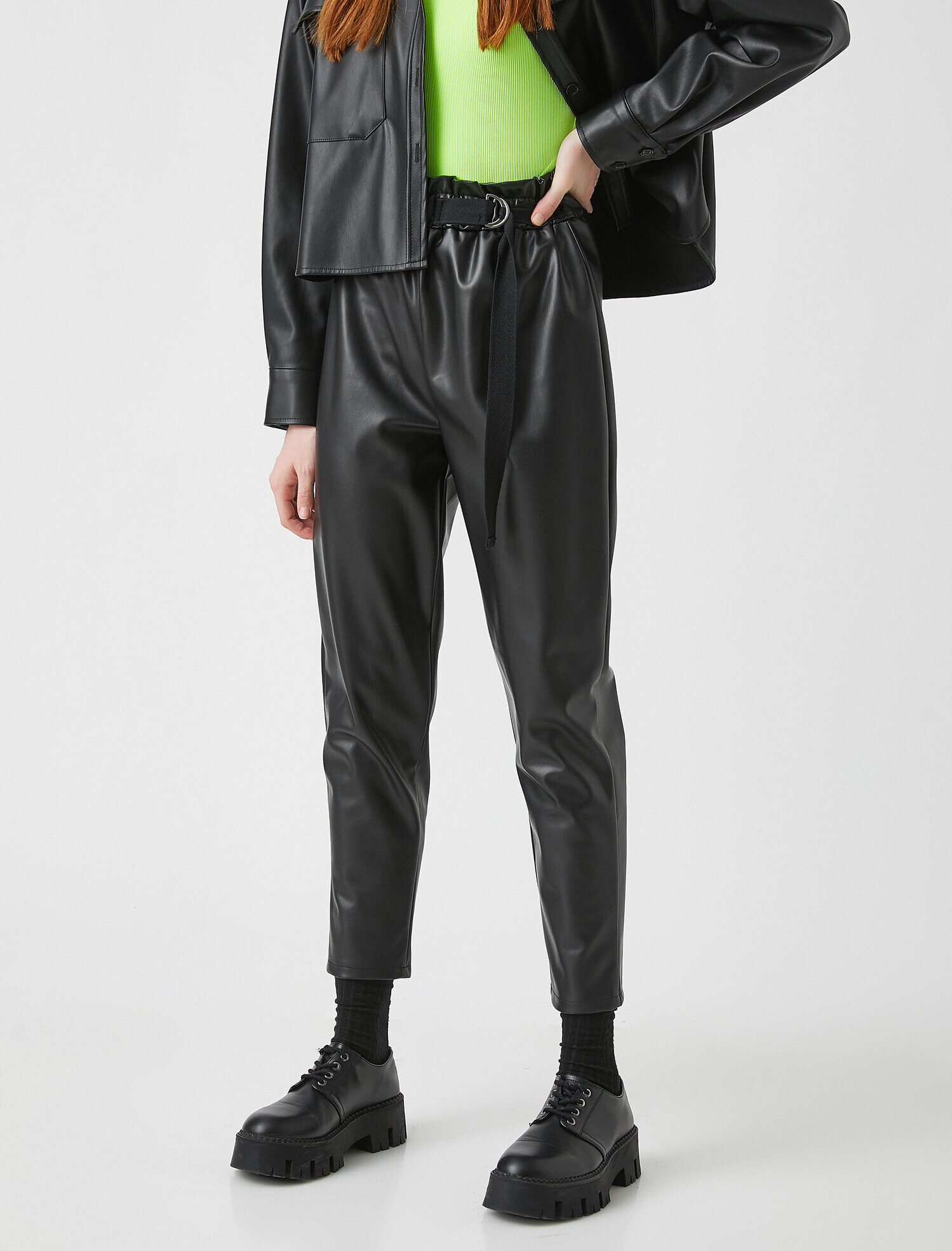   Kemerli Yüksek Bel Deri Görünümlü Pantolon