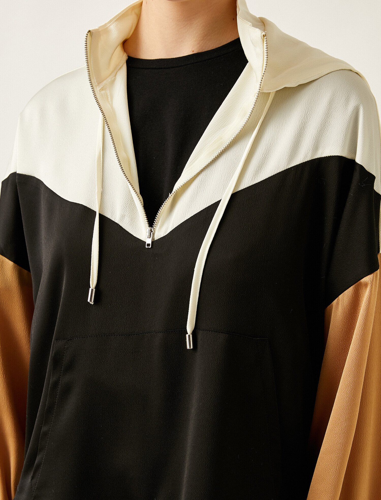   Kapüşonlu Kanguru Cepli Saten Görünümlü Bluz