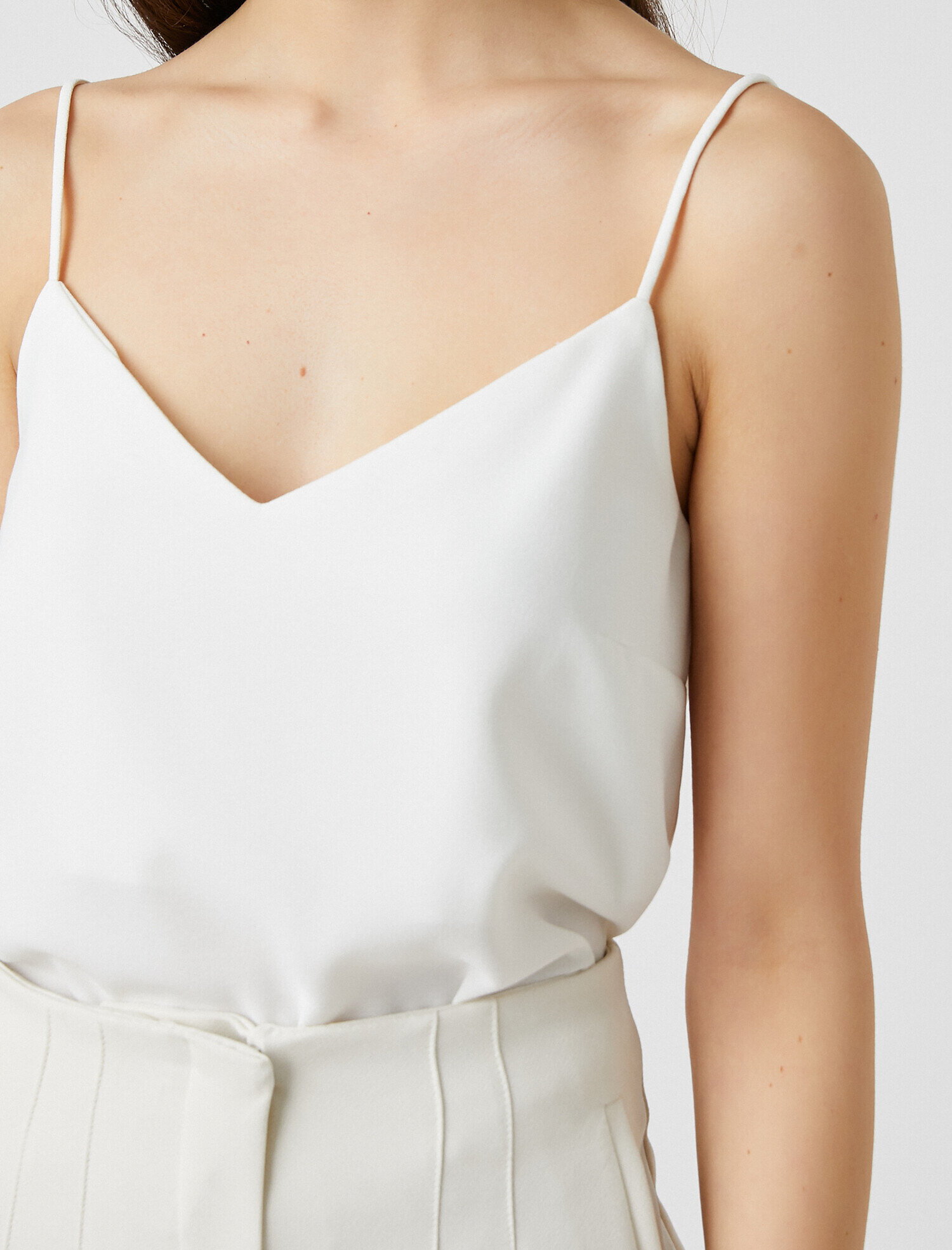   V Yaka Dikiş Detaylı Atlet