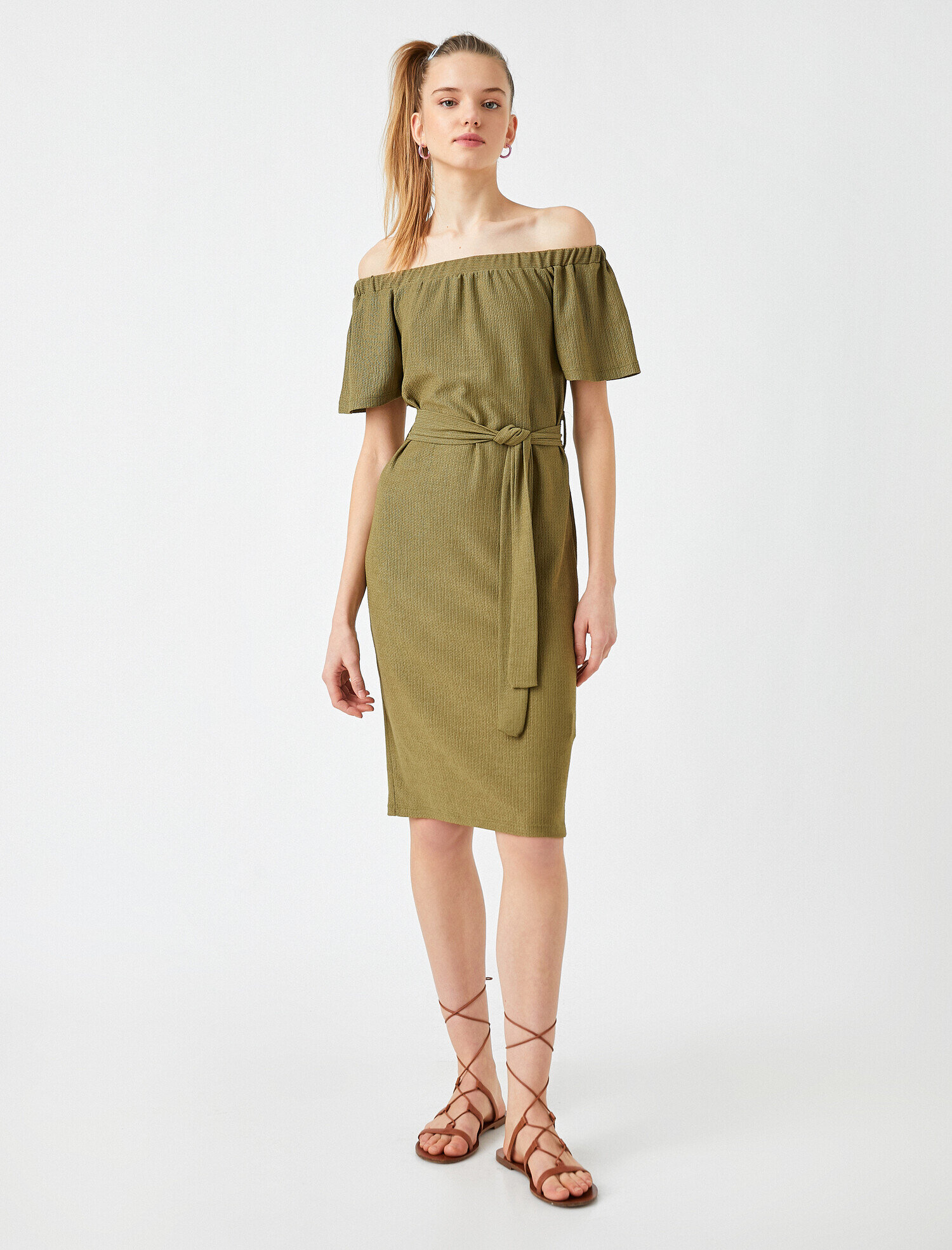   Omzu Açık Kuşaklı Midi Elbise