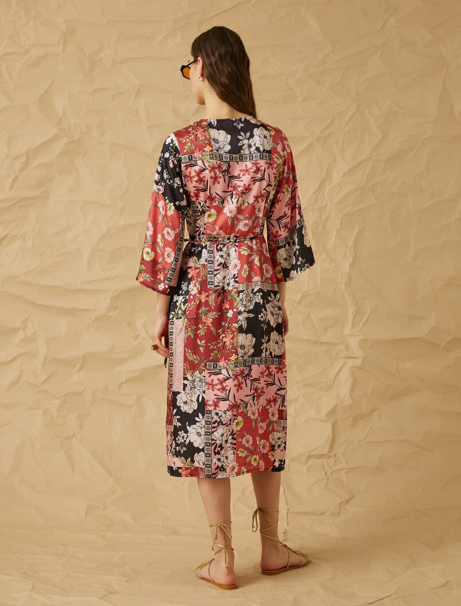   Yırtmaç Detaylı Baskılı Elbise