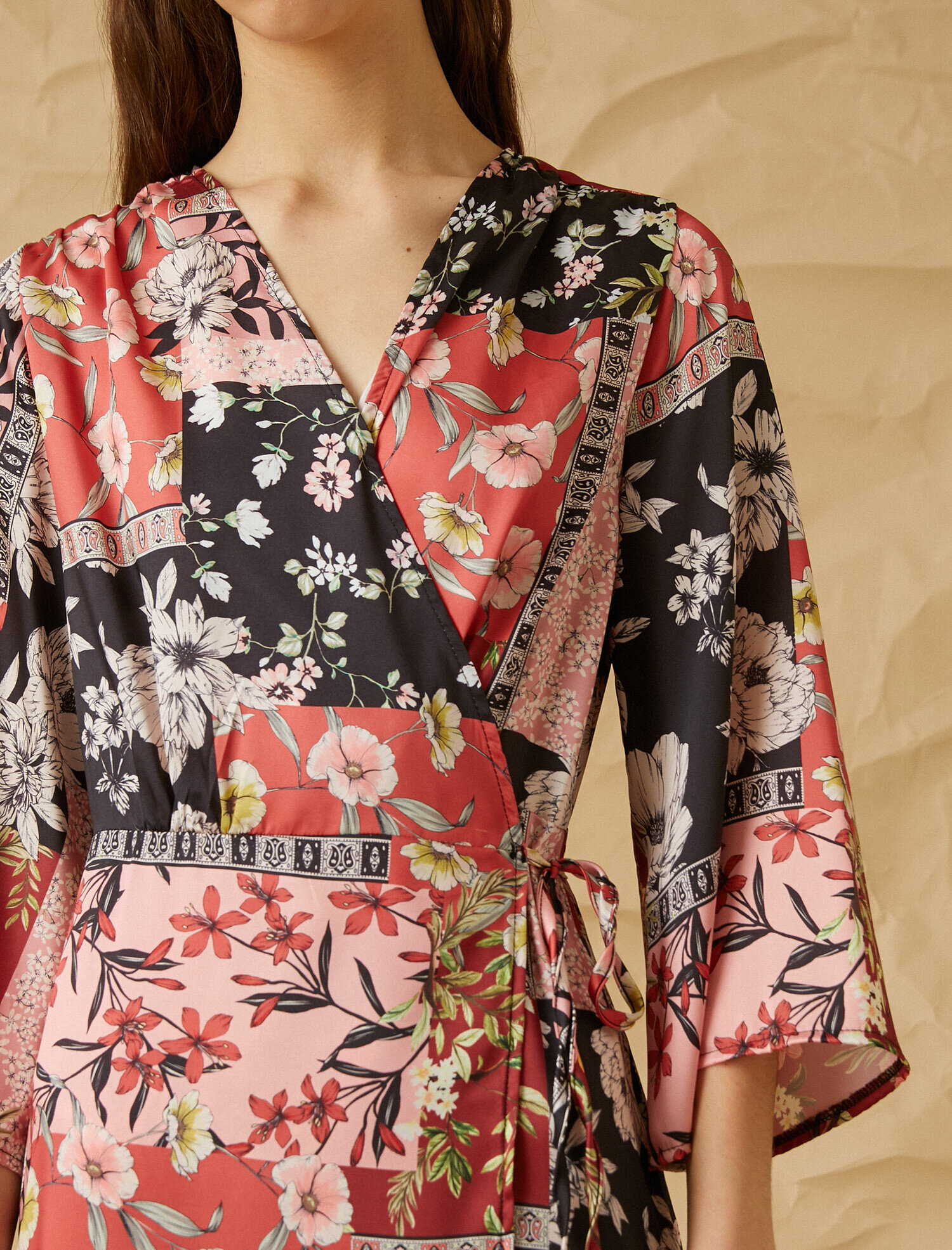   Yırtmaç Detaylı Baskılı Elbise