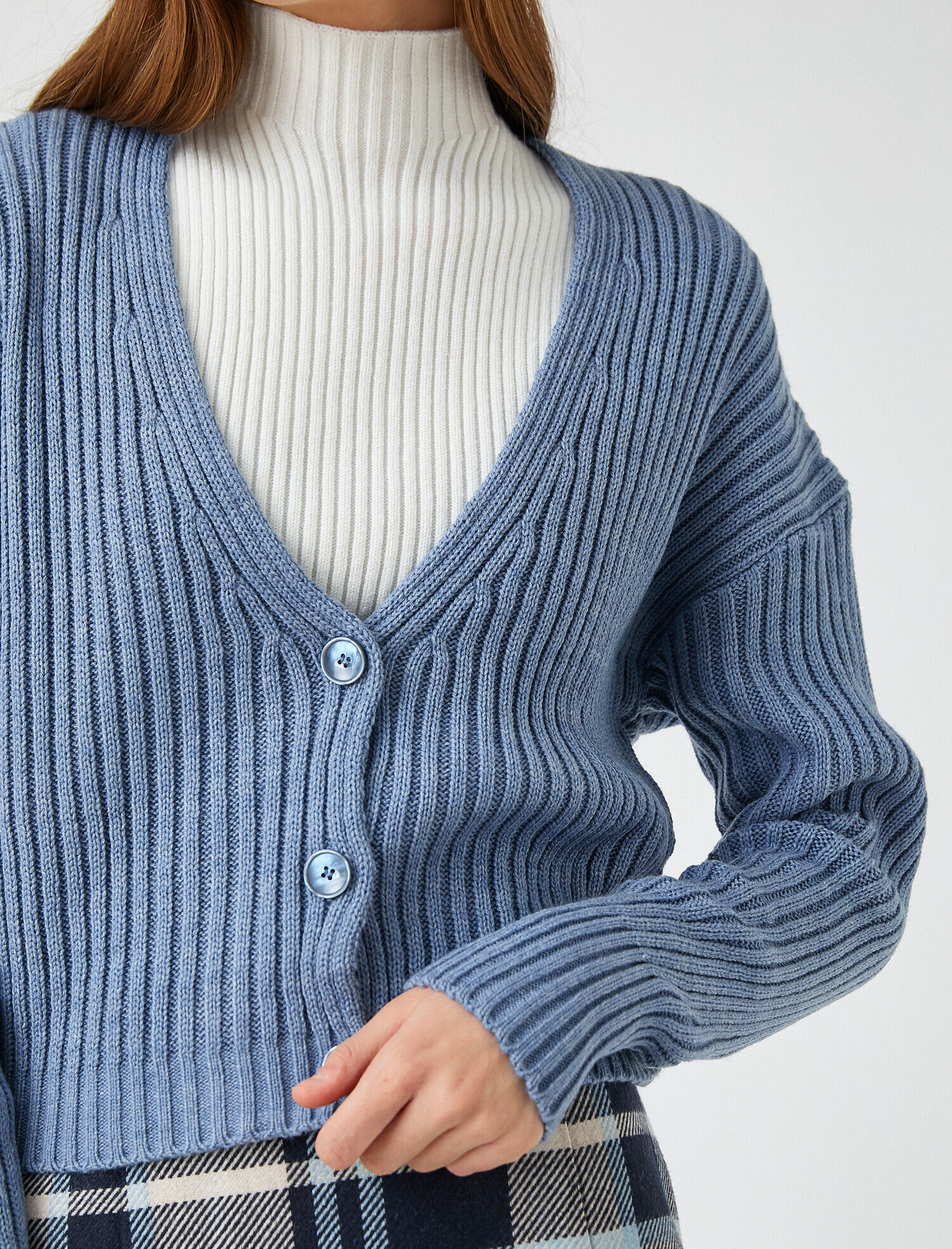   V Yaka Düğmeli Uzun Kollu Hırka