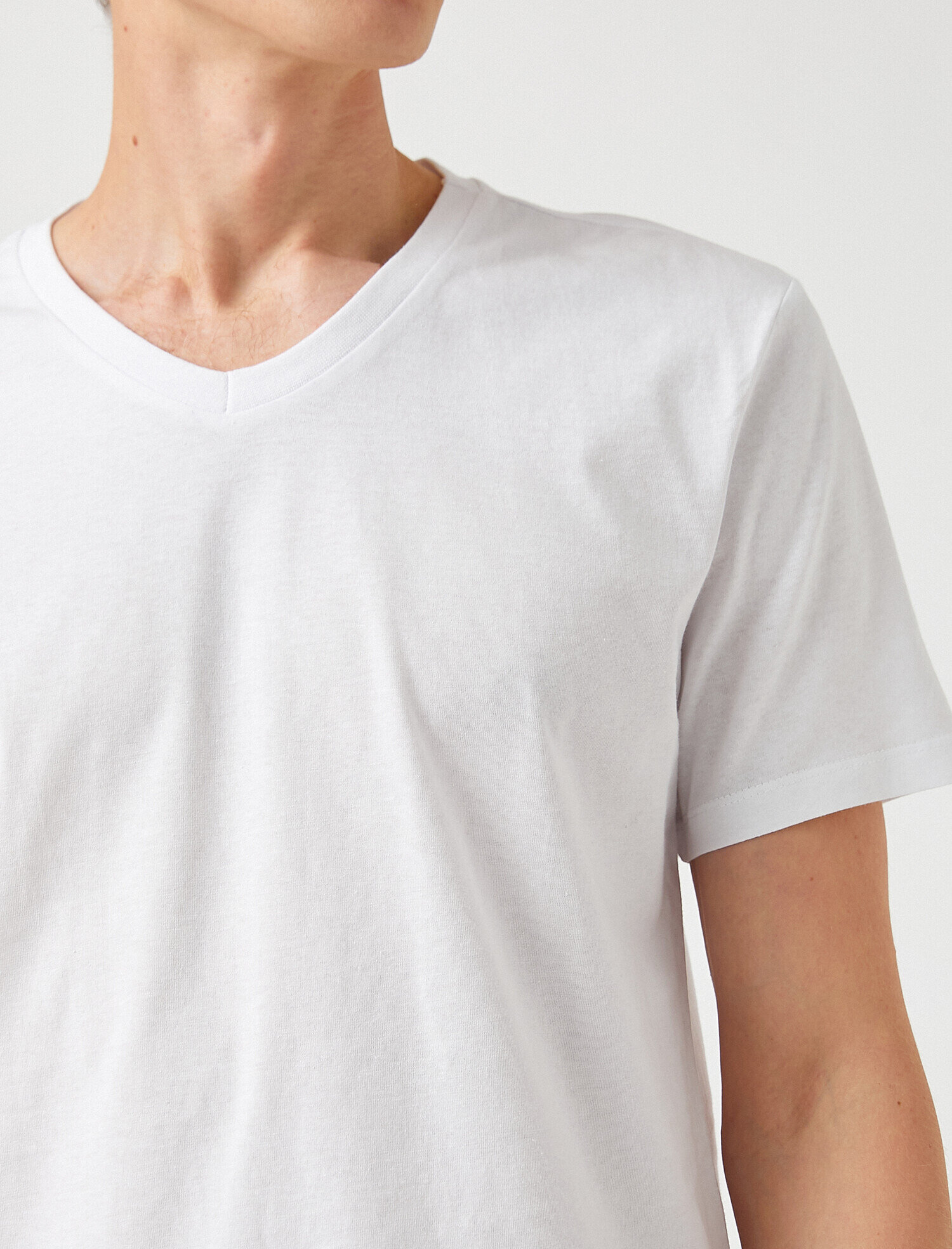   V Yaka Basic Tişört