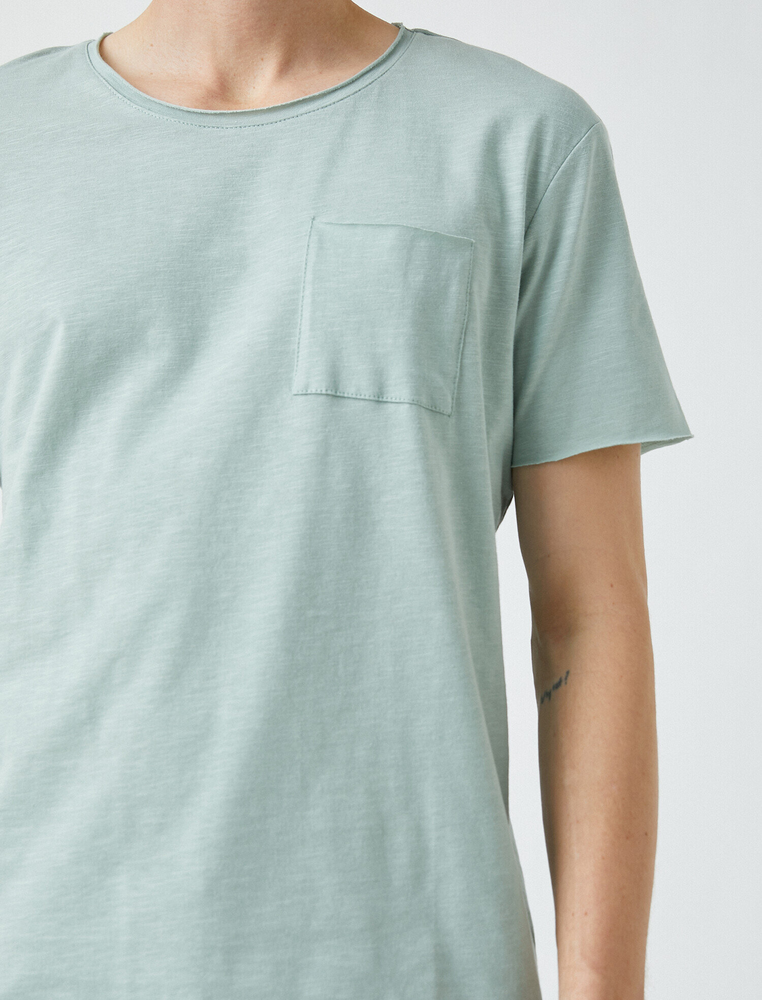 Basic Tişört Bisiklet Yaka Cep Detaylı Kısa Kollu