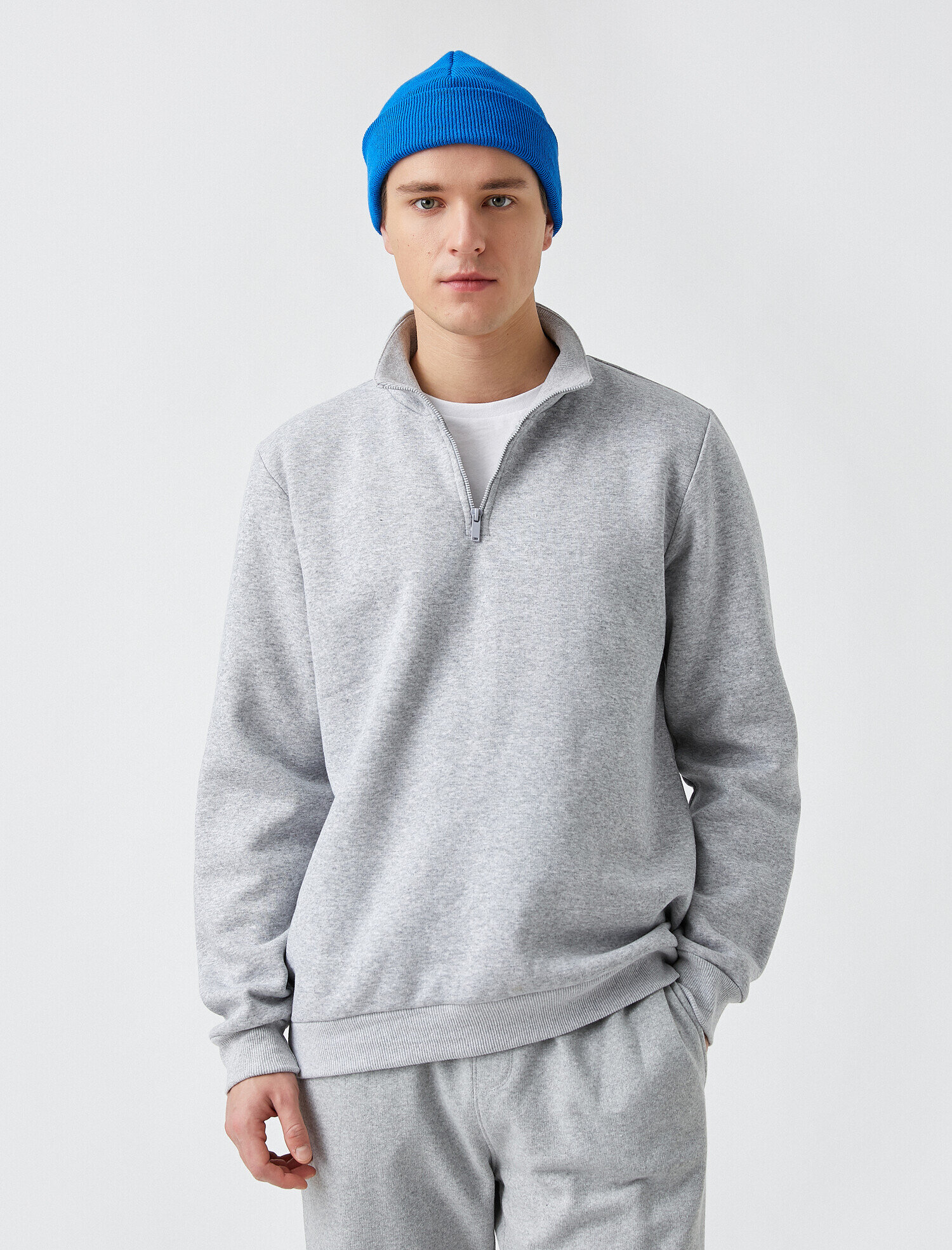   Dik Yaka Yarım Fermuarlı Sweatshirt