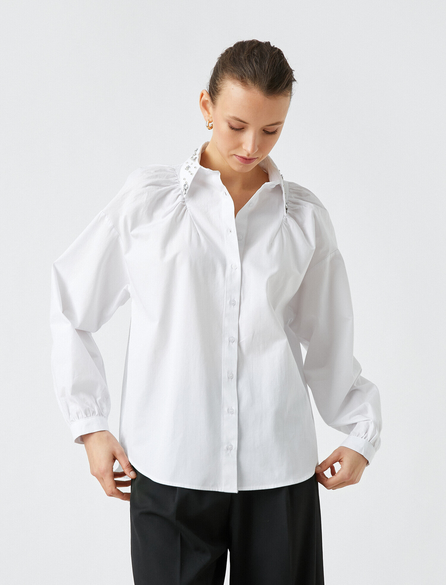   Yakası İşlemeli Uzun Kollu Gömlek