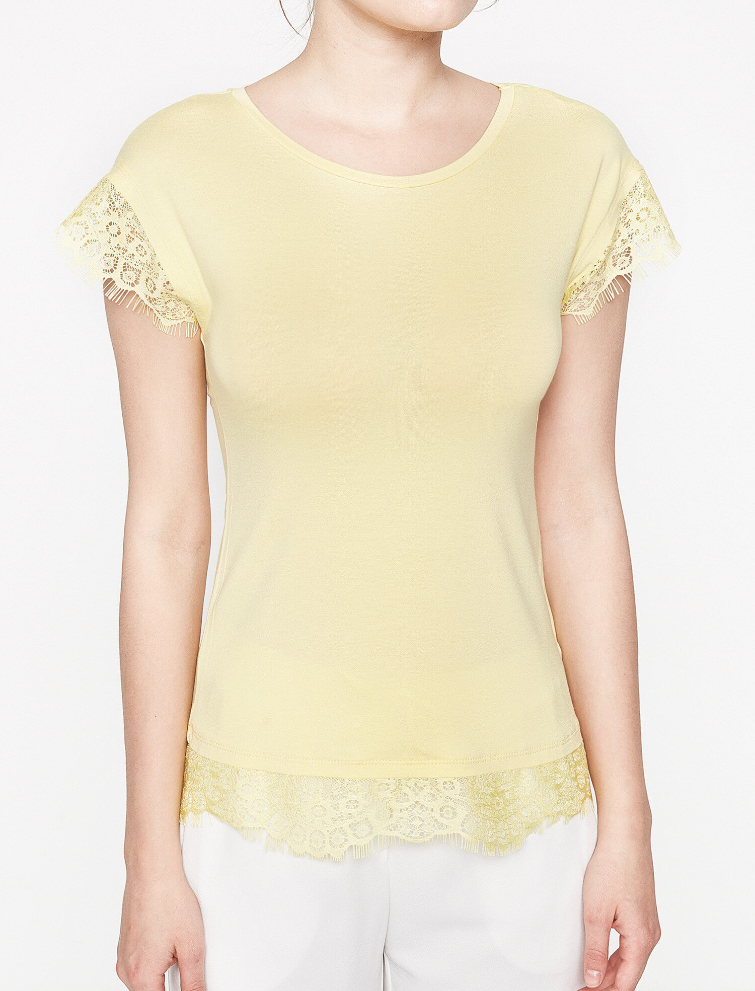  Dantel Detaylı Tişört