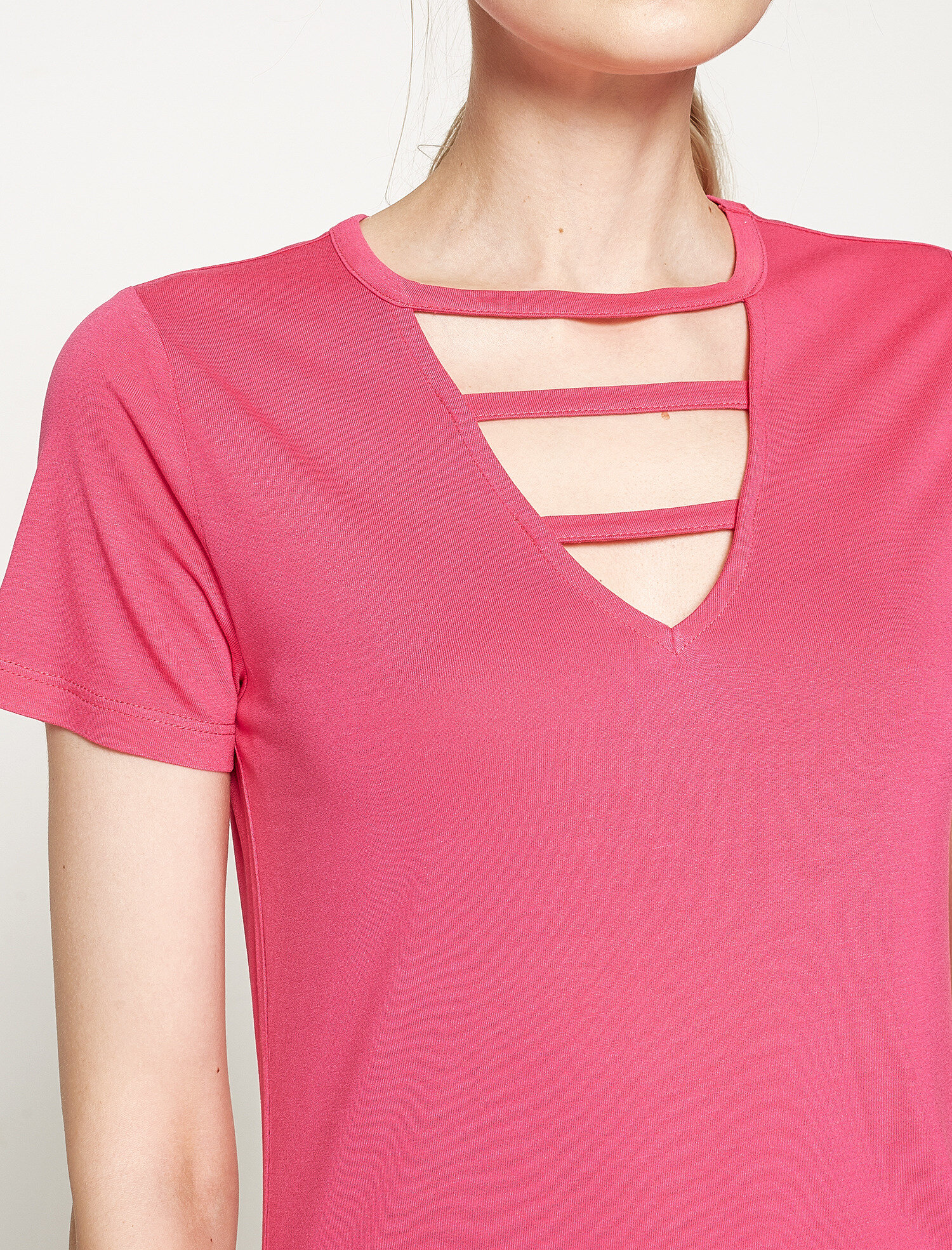   Yaka Detaylı T-Shirt