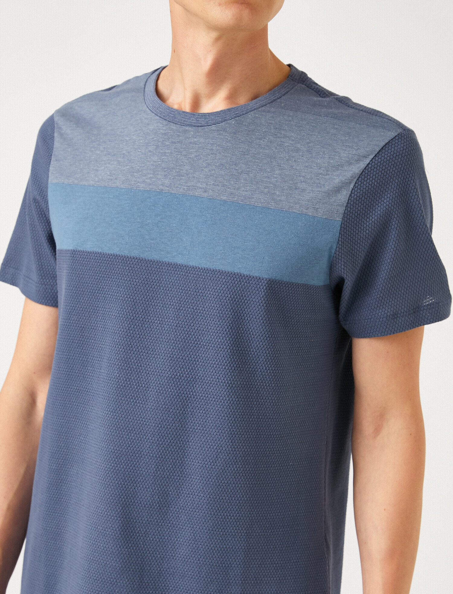   Slim Fit Dokulu Tişört