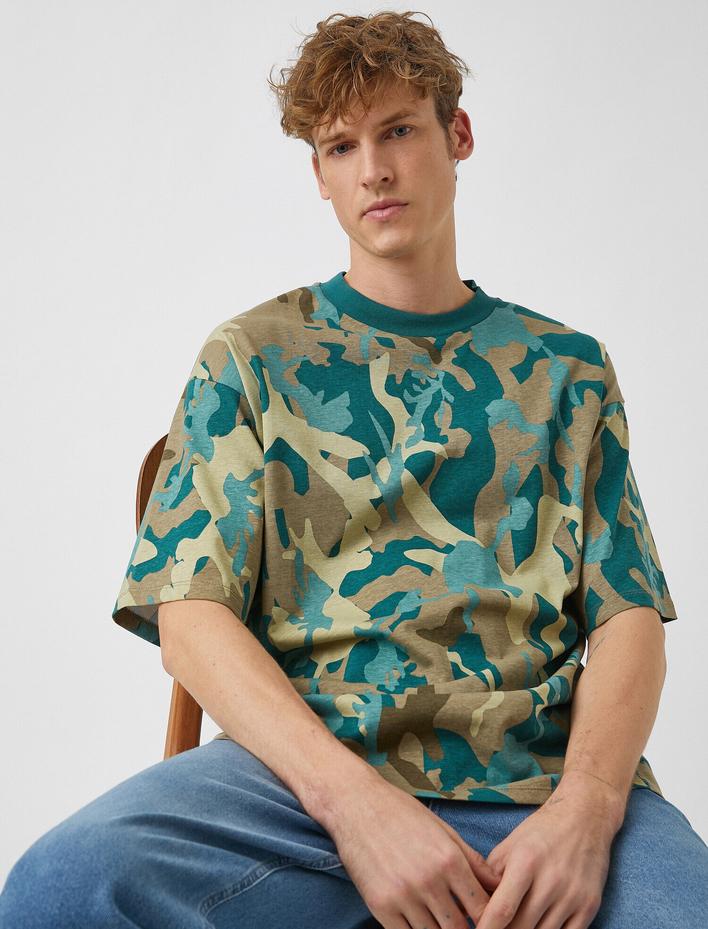  Oversize Tişört Kamuflaj Detaylı