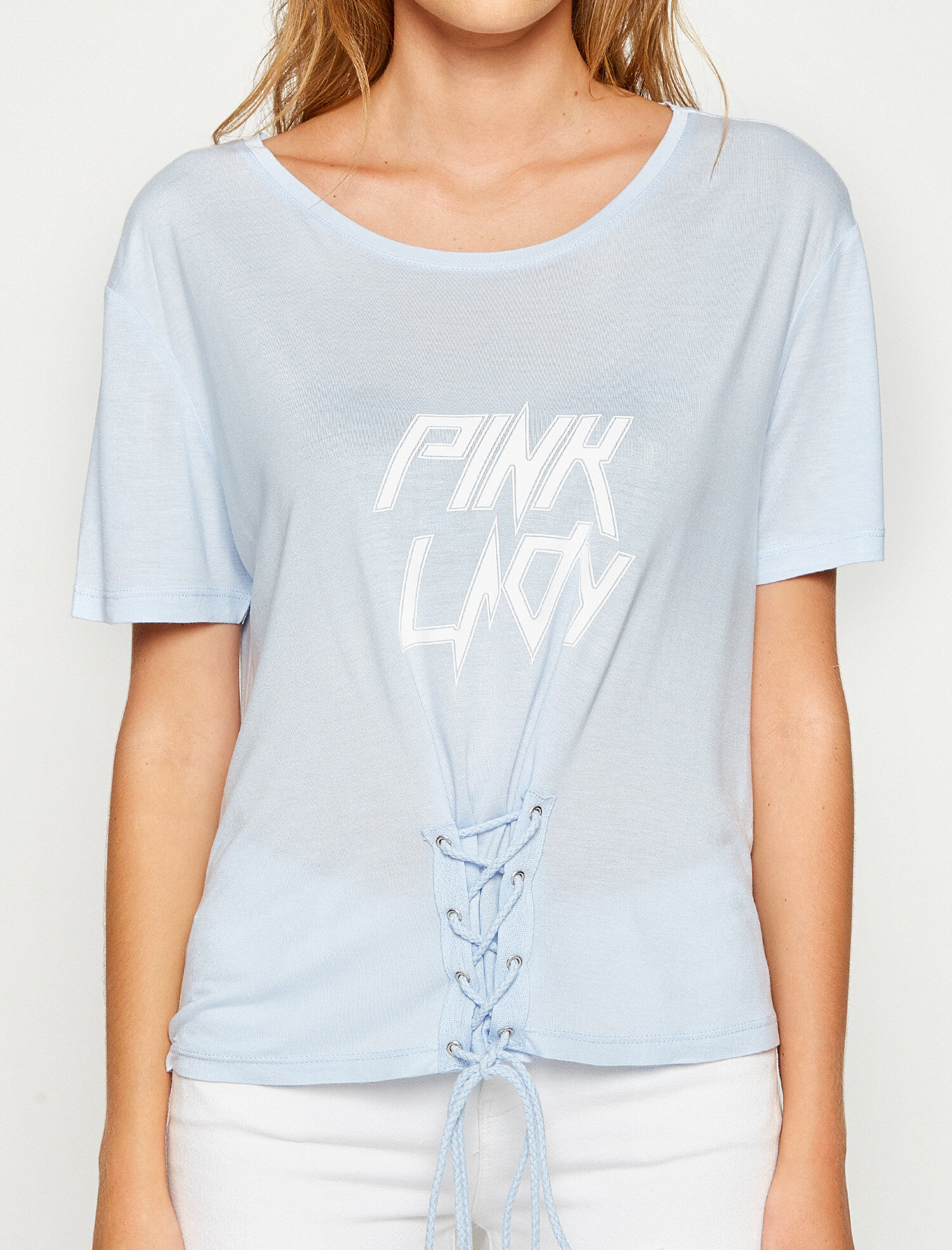   Kuş Gözü Detaylı Tişört