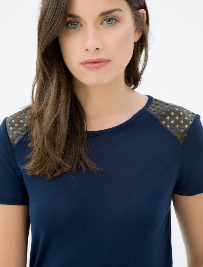  Omuz Detaylı Tişört