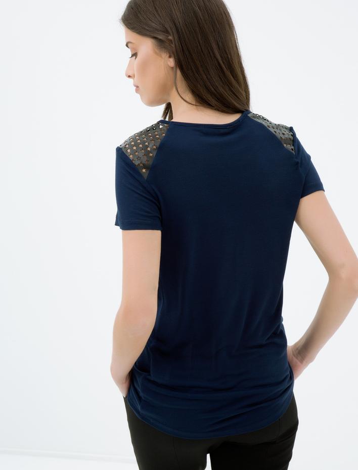  Omuz Detaylı Tişört