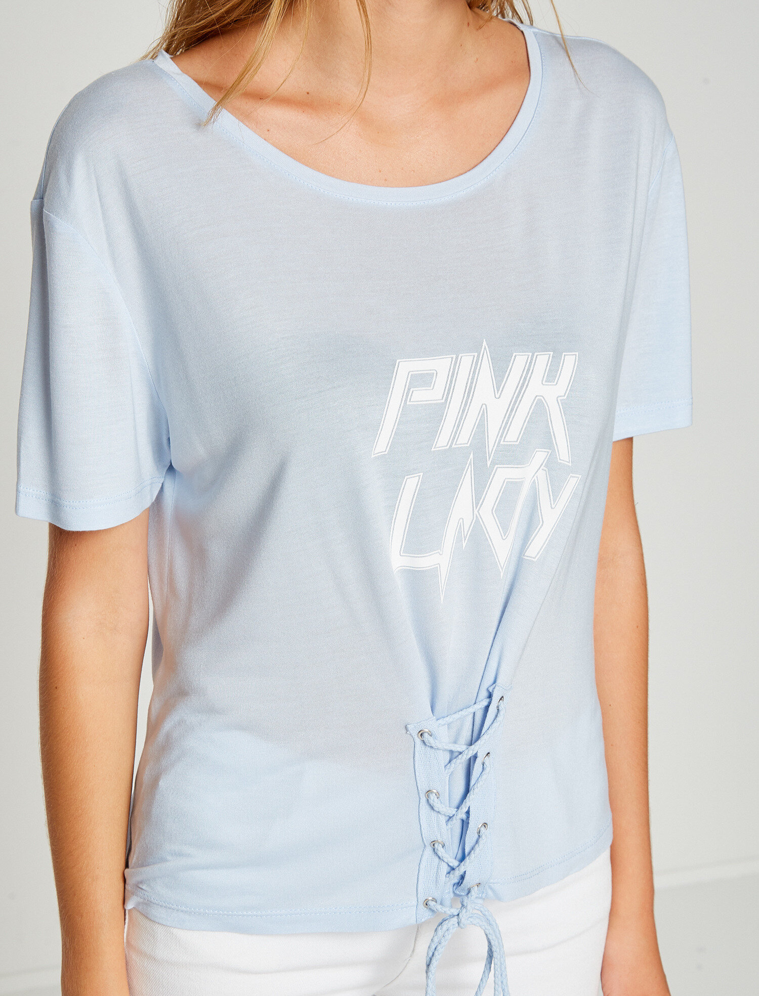   Kuş Gözü Detaylı Tişört