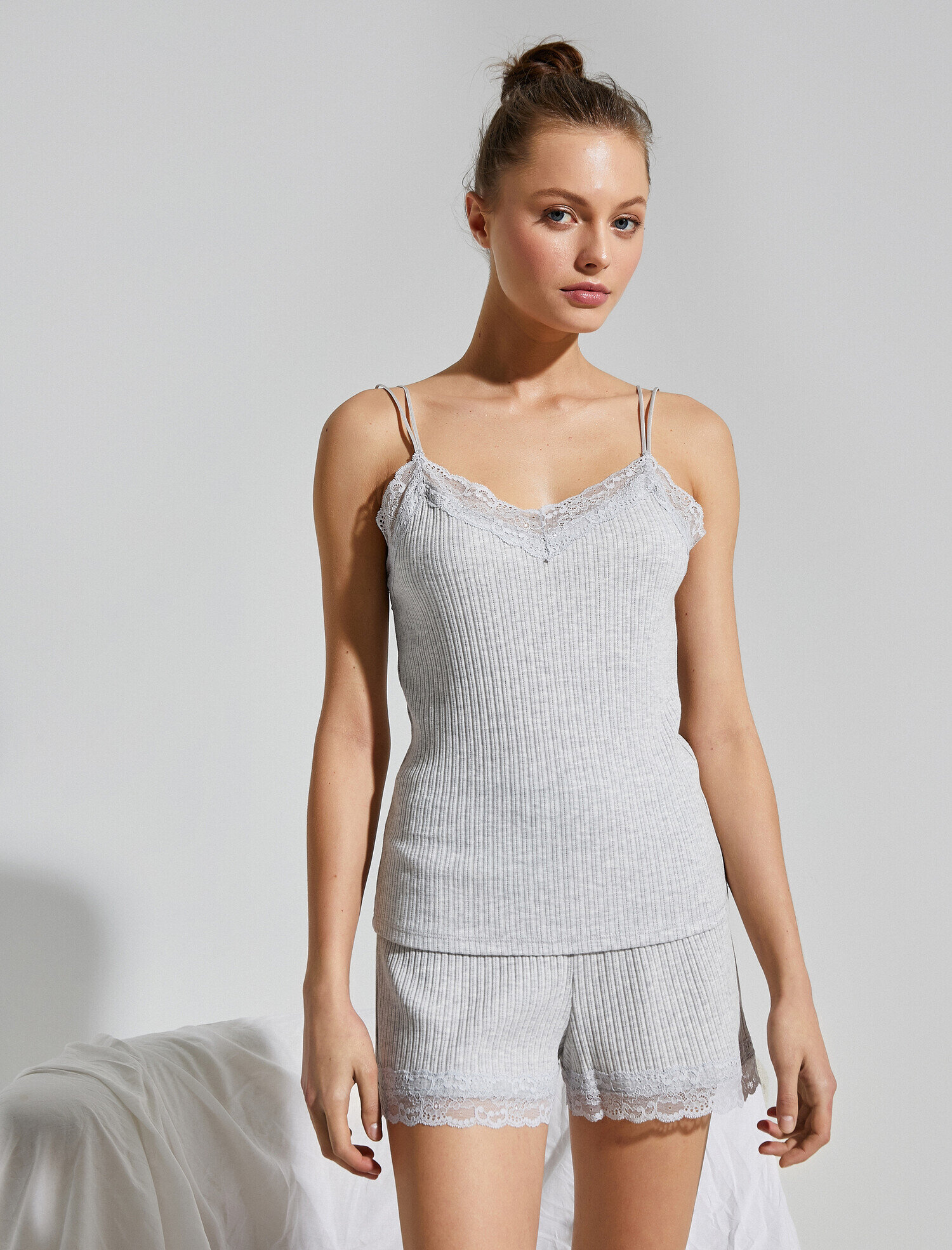   Pamuklu Dantel Detaylı Fırfırlı Atlet