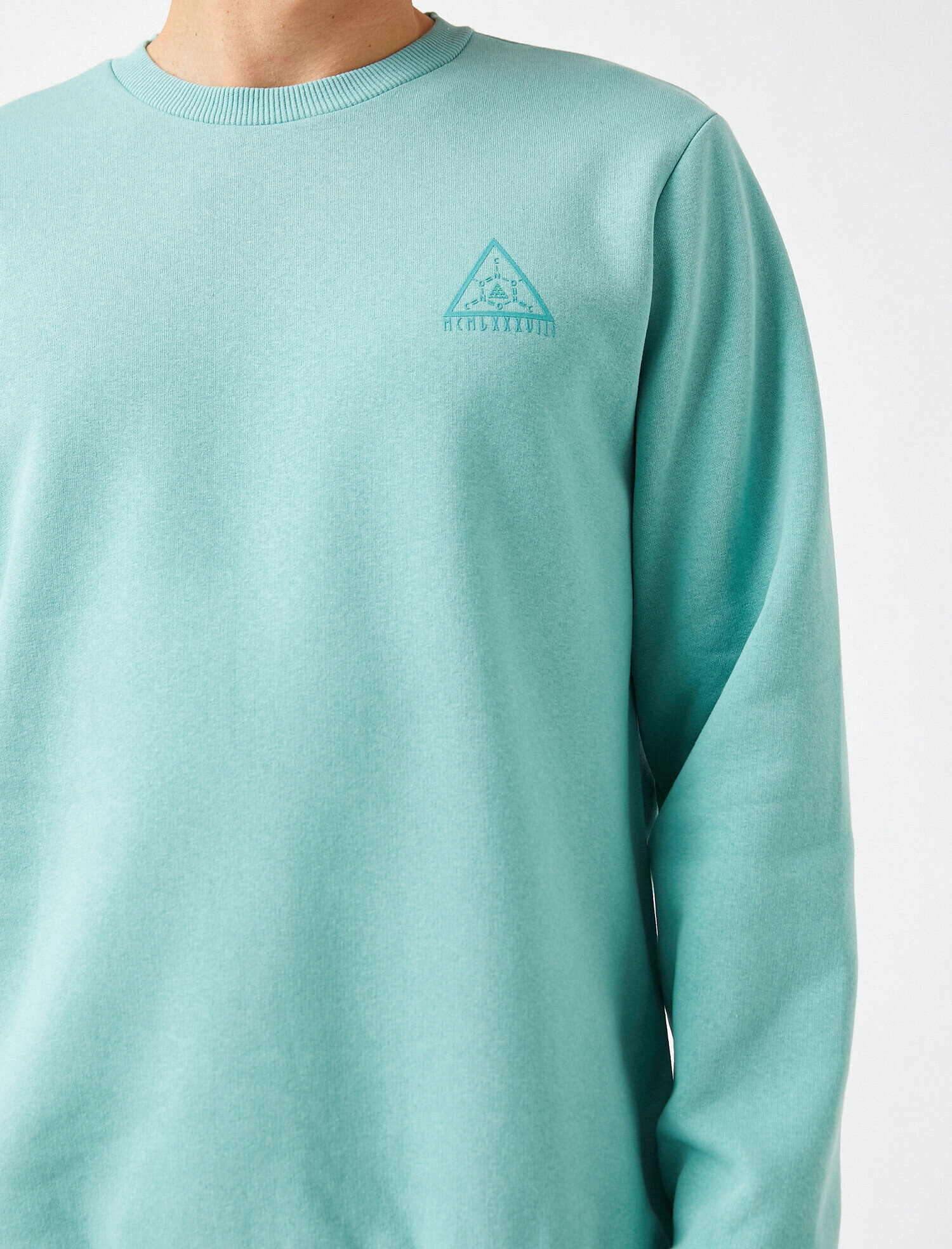   Minimal İşlemeli Sweatshirt