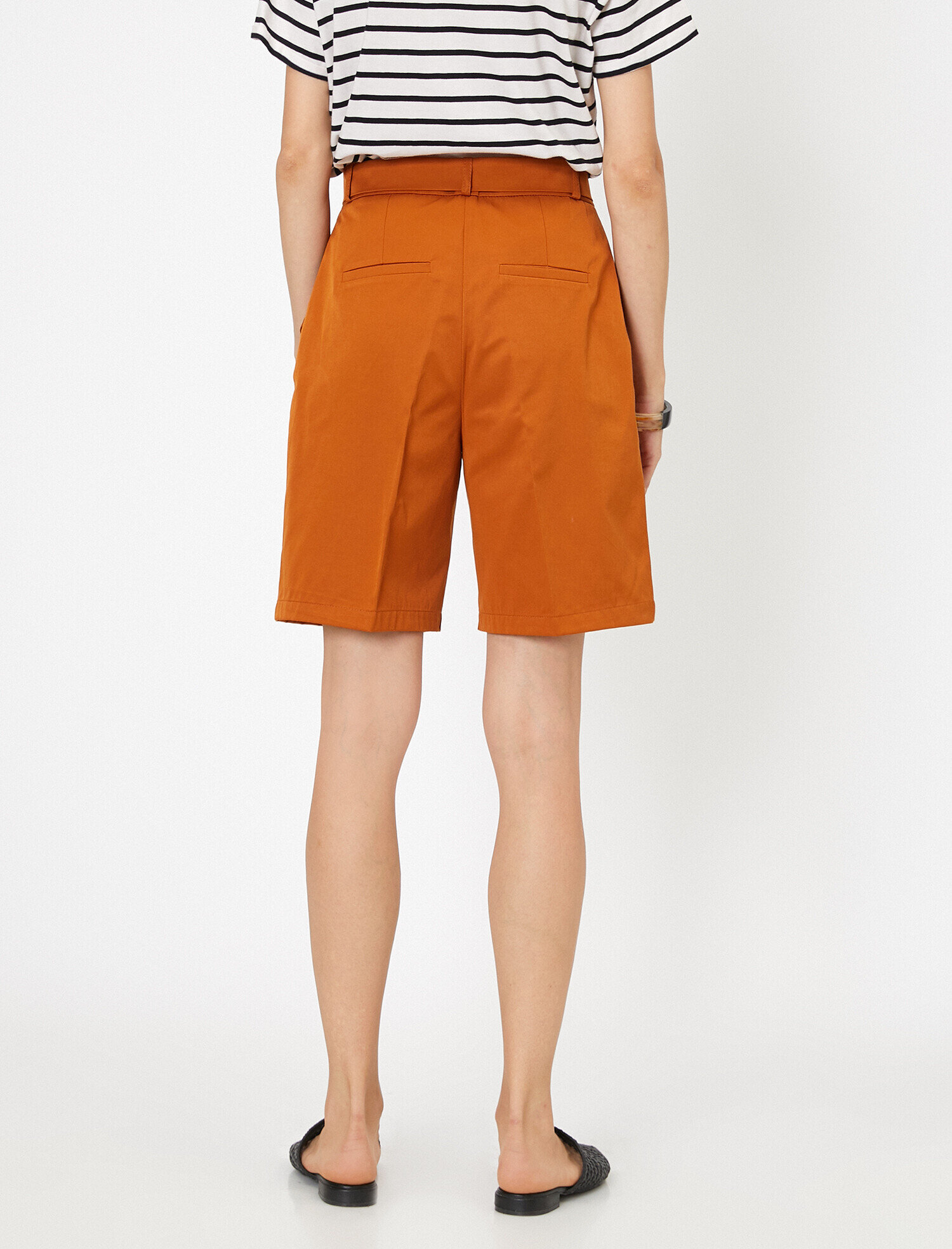   Kemer Detaylı Şort