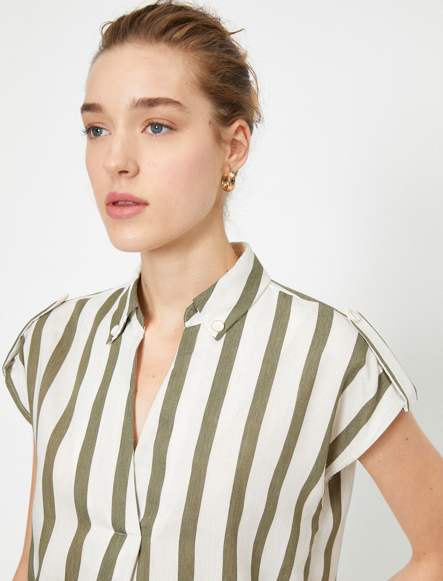   V Yaka Kısa Kollu Çizgili Bluz