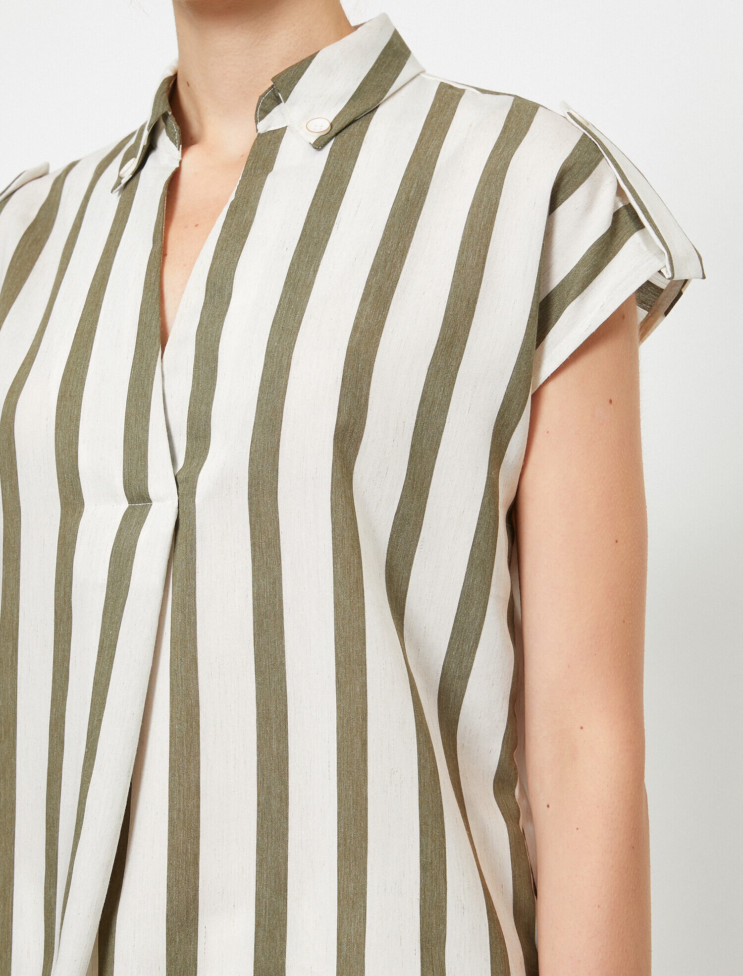   V Yaka Kısa Kollu Çizgili Bluz