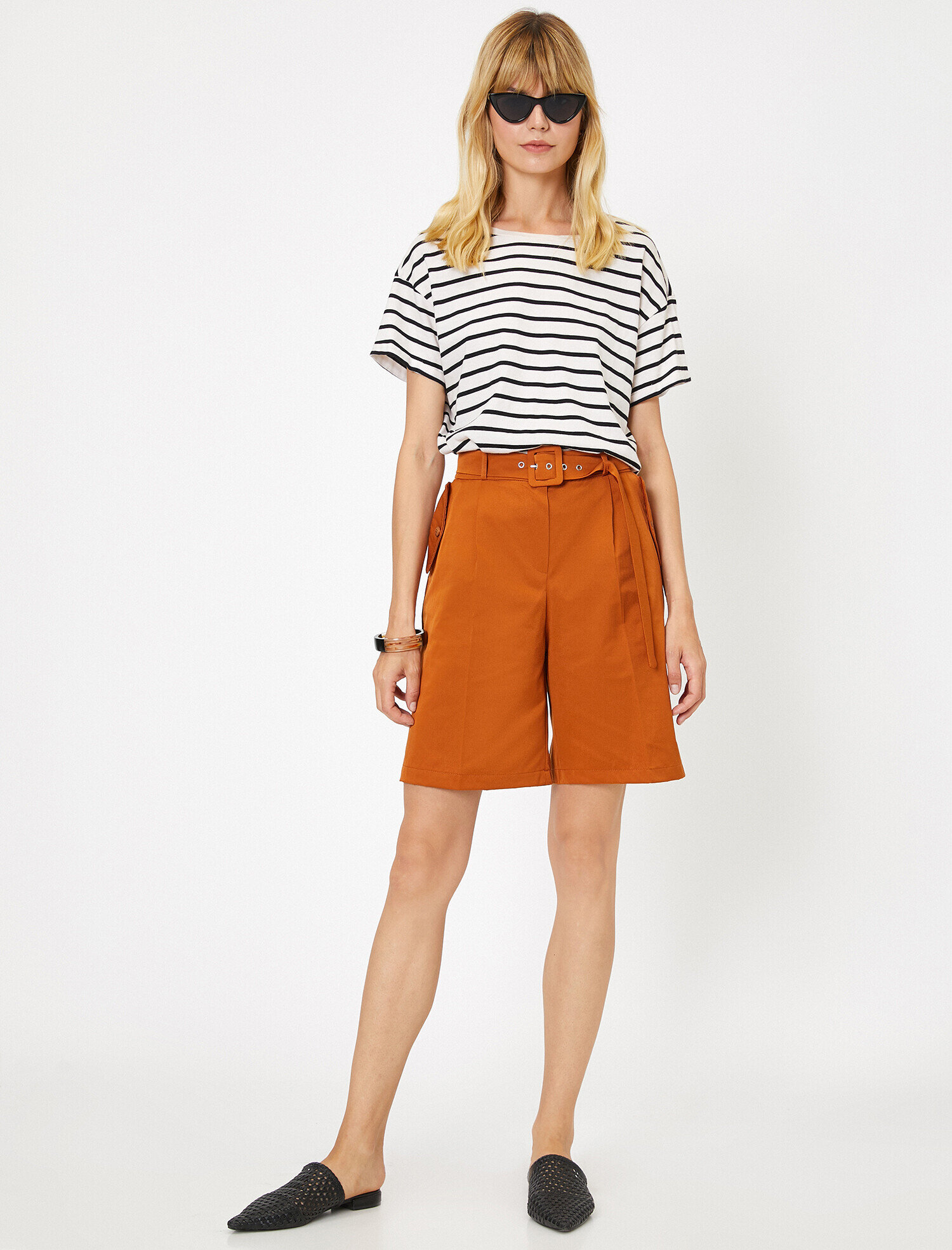   Kemer Detaylı Şort