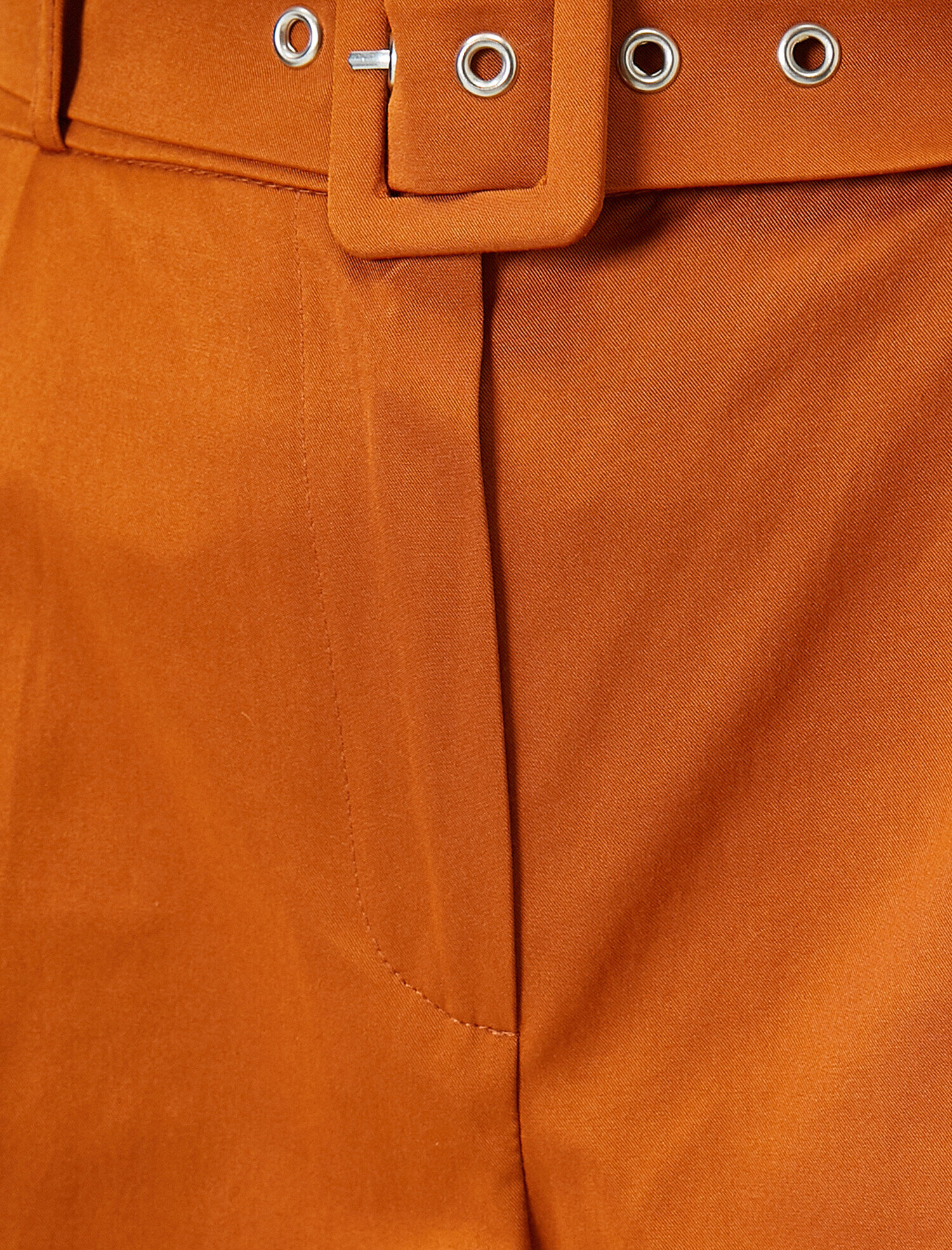   Kemer Detaylı Şort