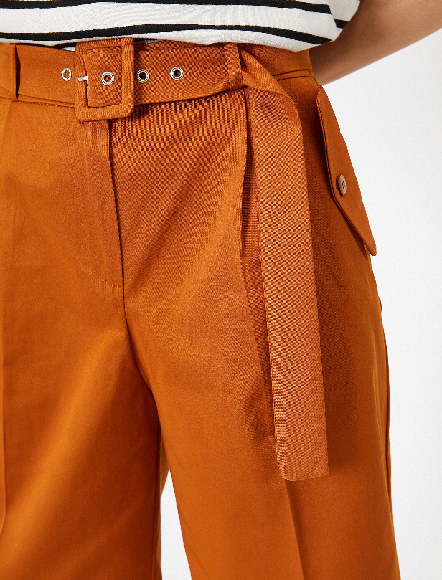   Kemer Detaylı Şort