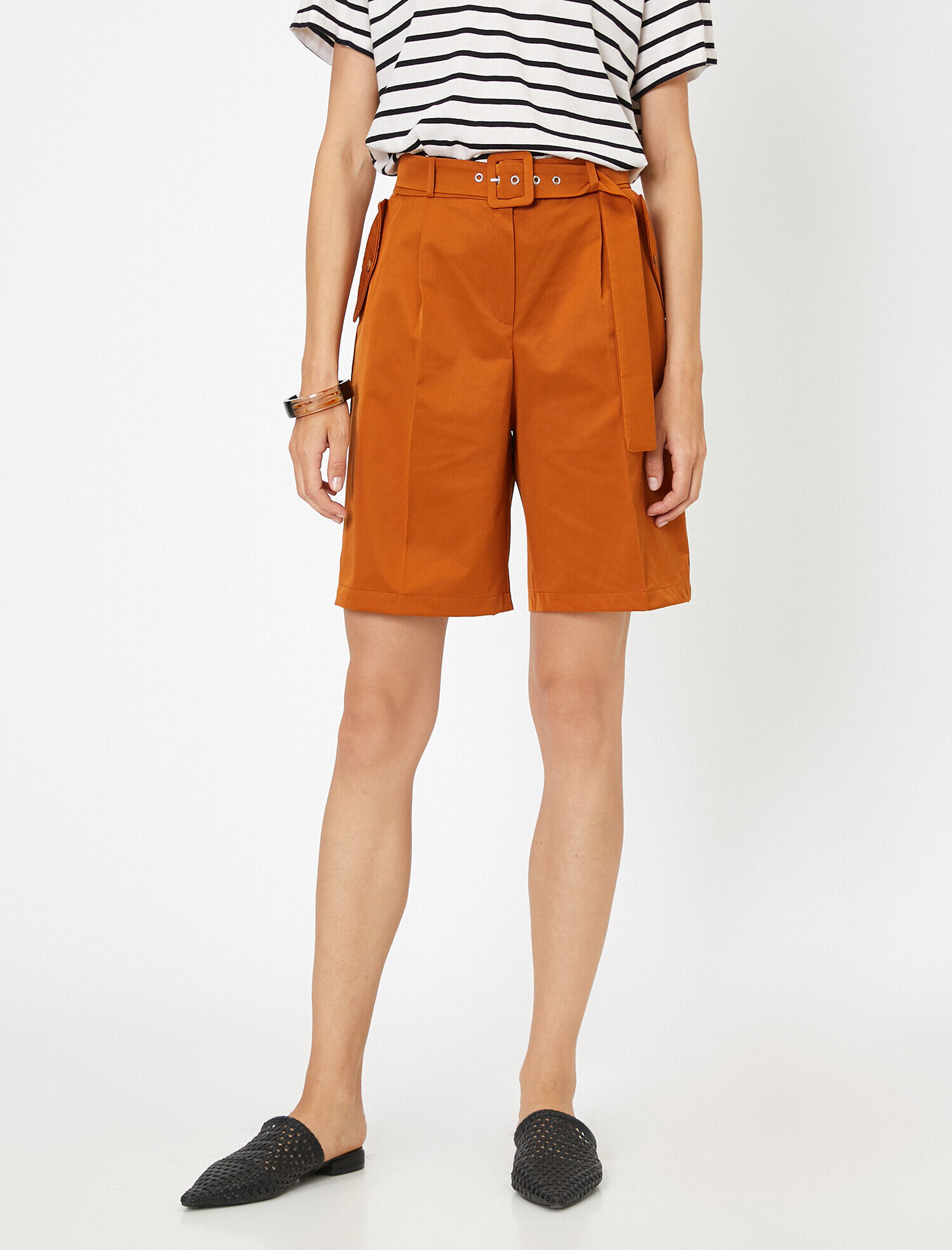   Kemer Detaylı Şort