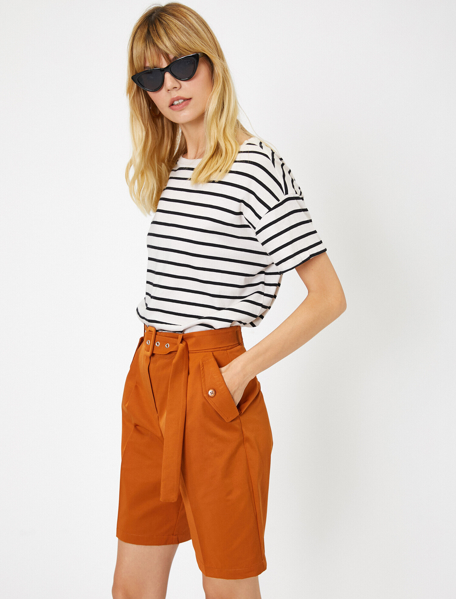   Kemer Detaylı Şort