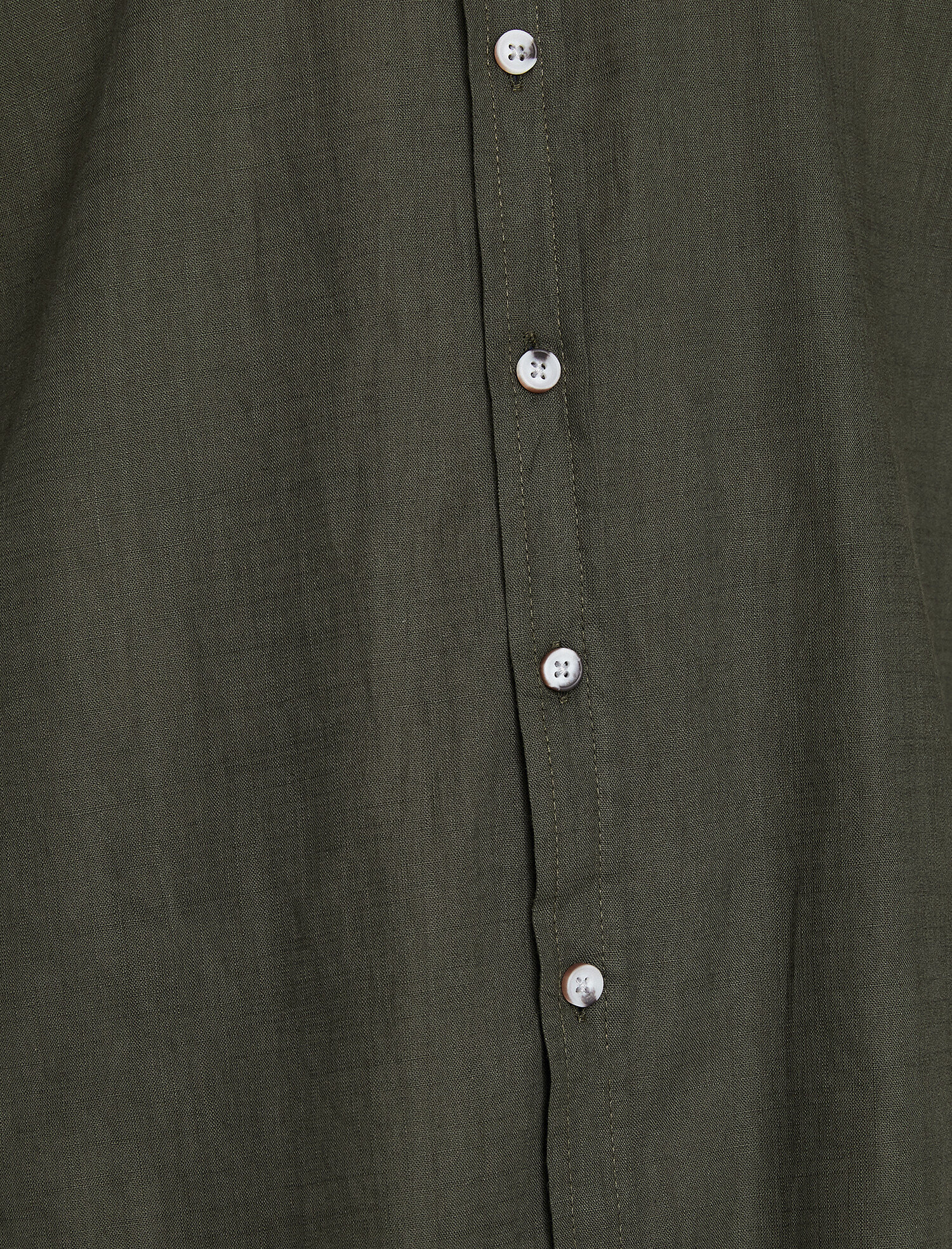   Düğmeli Yaka Tek Cepli Apoletli Slim Fit Gömlek