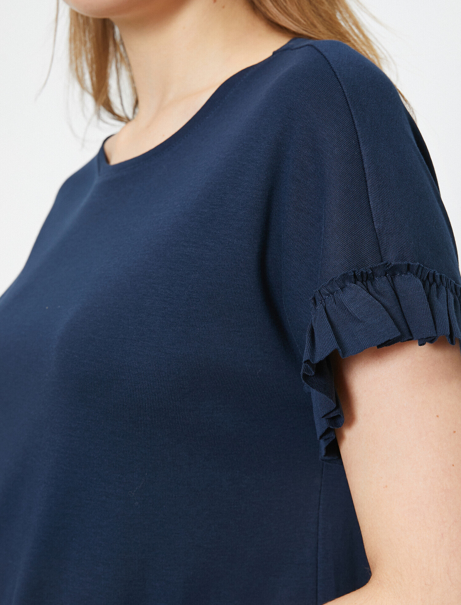   Bisiklet Yaka Kısa Kollu Fırfır Detaylı Tişört